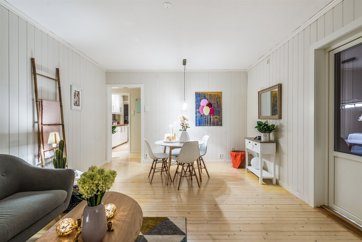 Fra stuen er det utgang til solrik balkong. Galleribilde