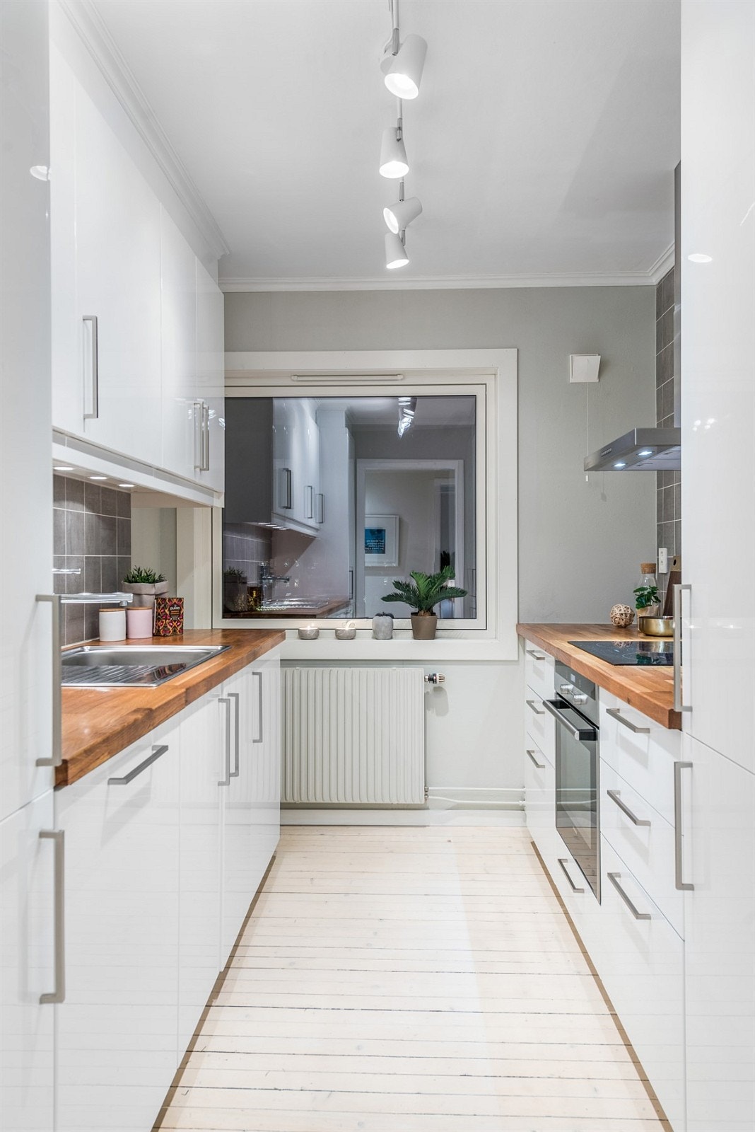 Videre har kjøkkenet integrert stekeovn med pyrolyse, induksjonstopp, kombinert kjøl/frys, oppvaskmaskin og fritthengende ventilator. Galleribilde