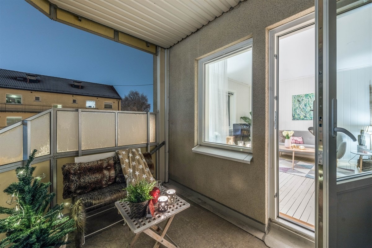Balkongen har støpt dekke, samt skjermvegger i ujevnt glass på begge sider. Galleribilde
