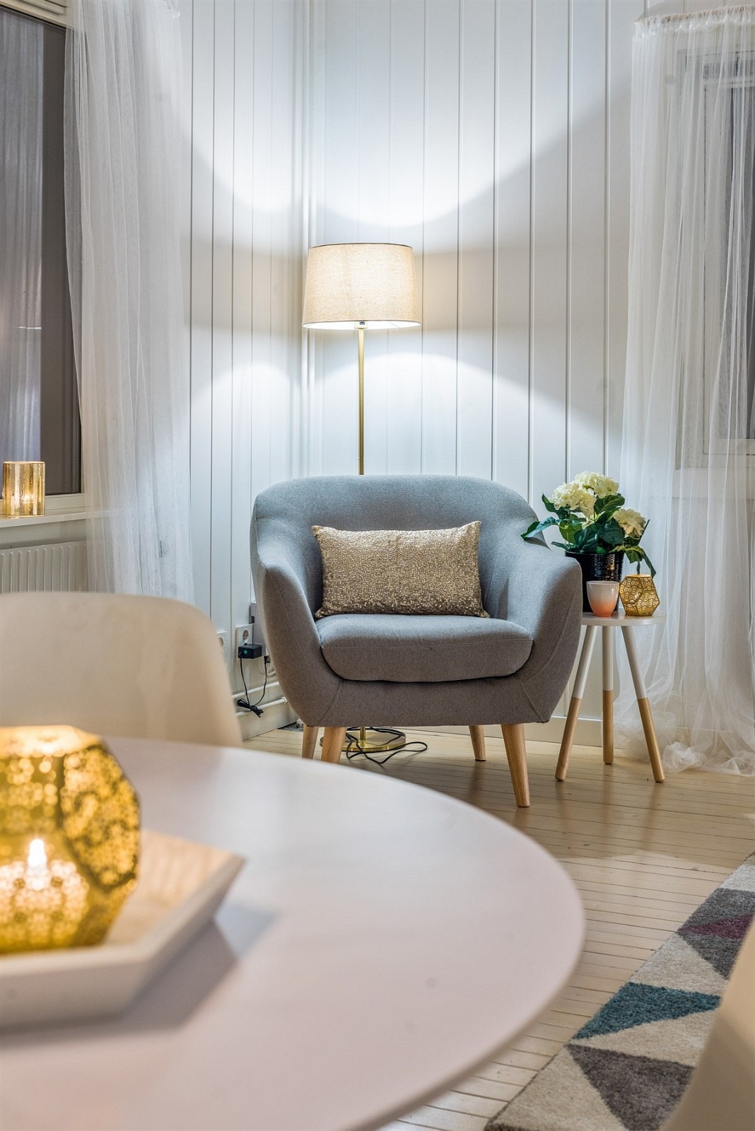 Rommet har originalt tregulv, lysmalt panel på vegg, samt god plass for sofaløsning med tilhørende møblement og spisebord. Galleribilde