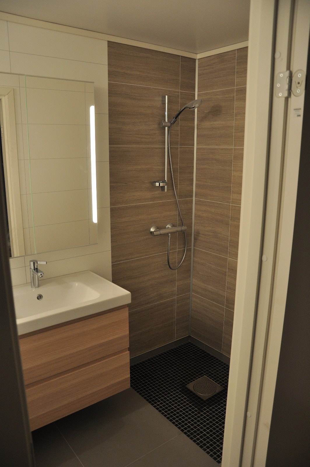 Bad - Dusjvegg skal innstalleres Galleribilde