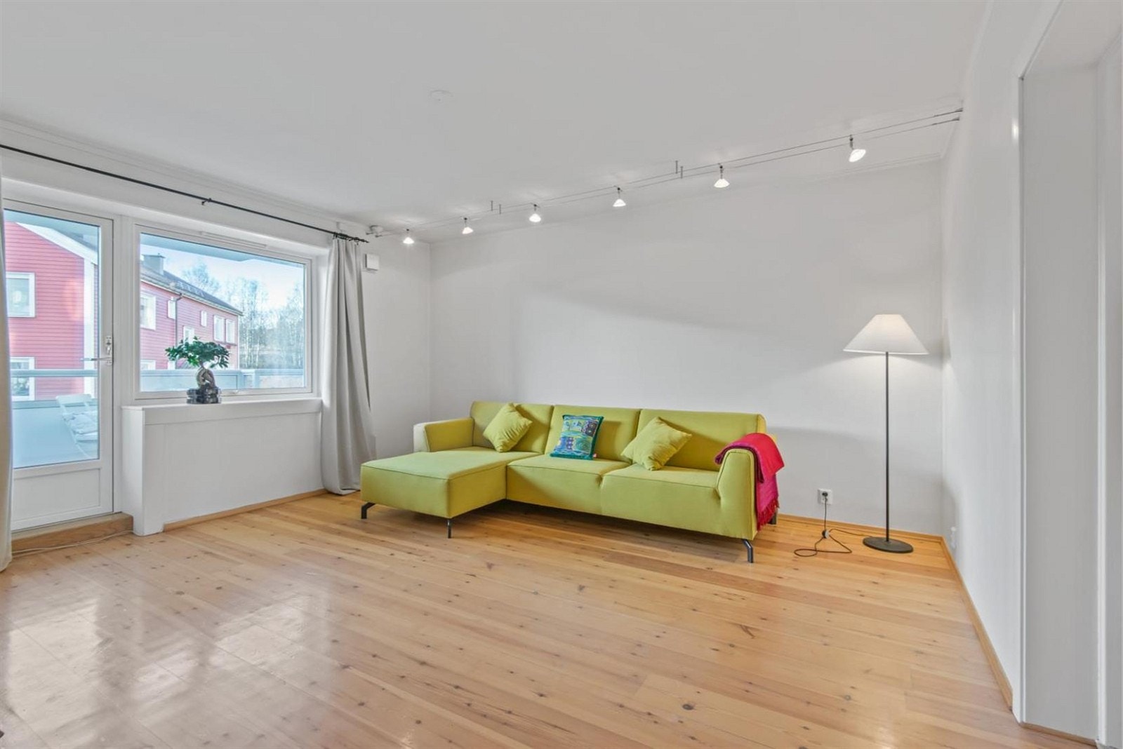 Stuen har godt med plass til sofagruppe og spisegruppe. Furuparkett på gulv. Galleribilde