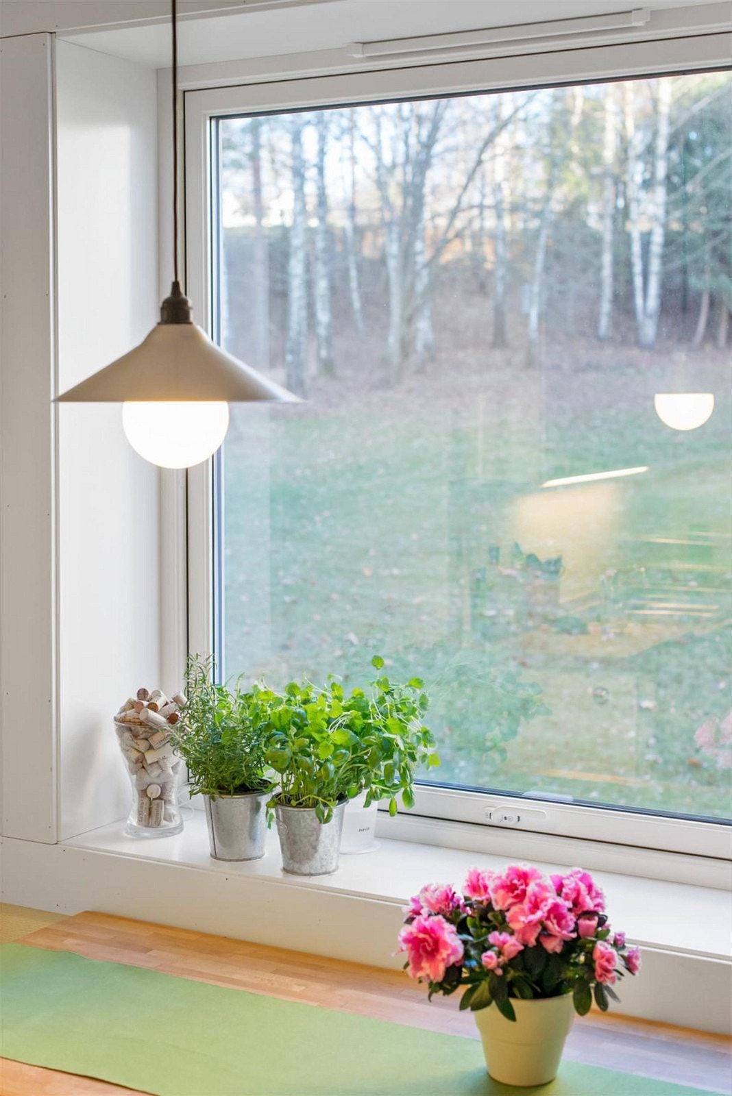 Utsyn fra spiseplass på kjøkken. Galleribilde