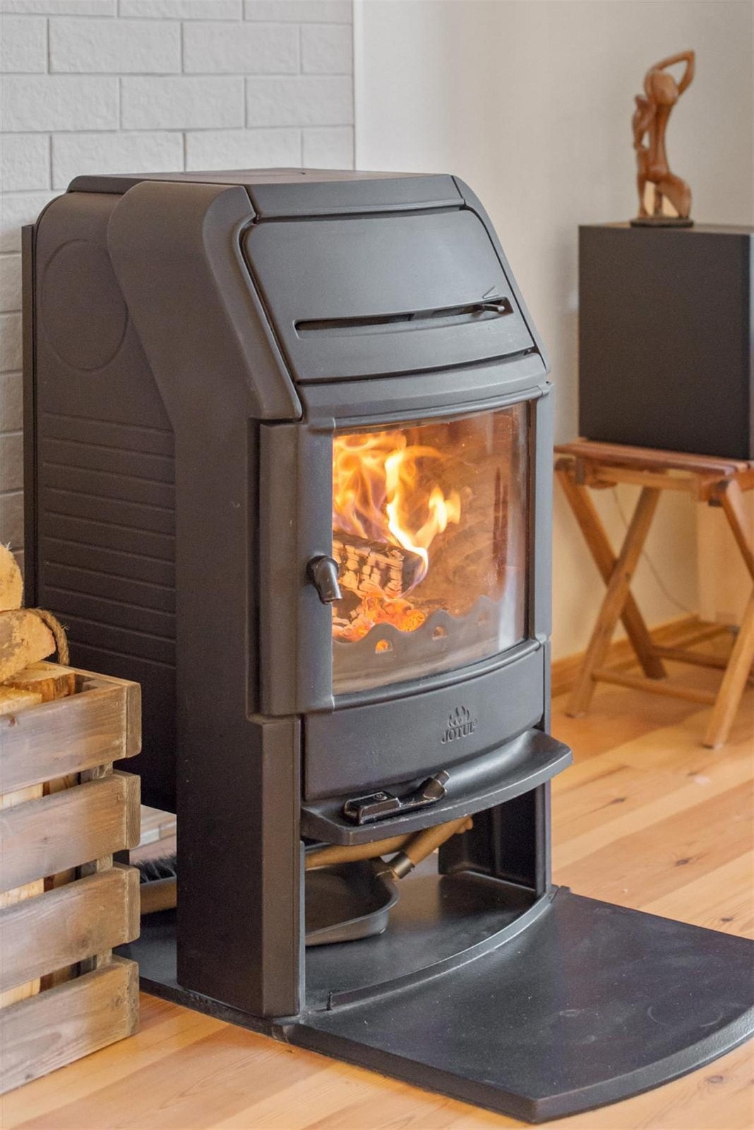 Flott vedkamin som varmer godt og skaper god trivsel en kald vinterkveld. Galleribilde