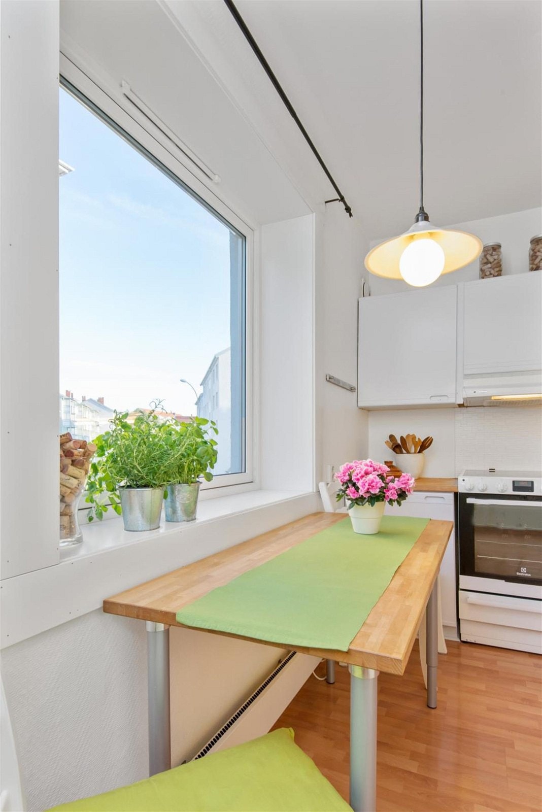 På kjøkkenet er det plass til hyggelig spisegruppe som er perfekt for en rask frokost eller middag! Galleribilde