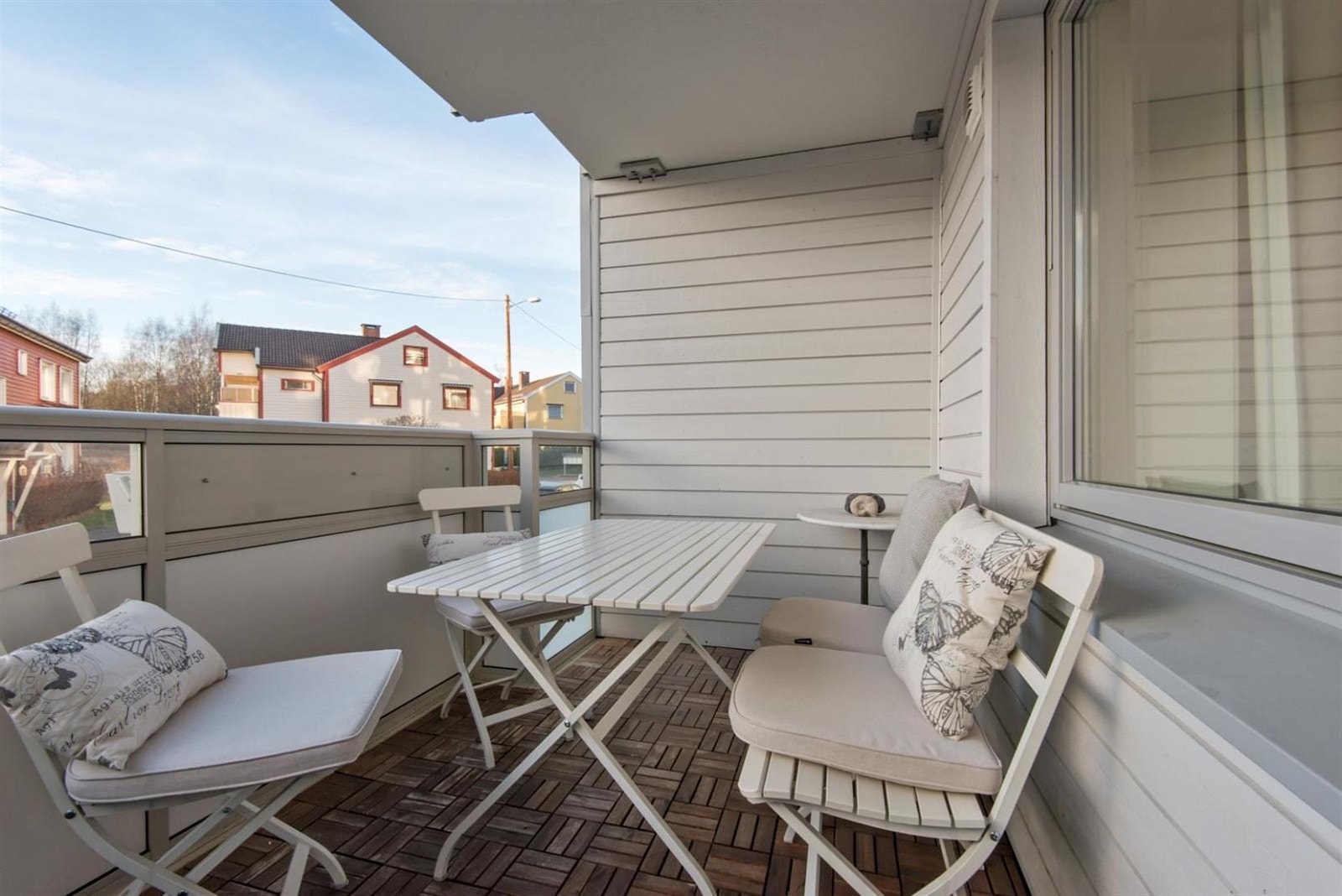 Romslig balkong på 7,5 m2 hvor man har plass til sittegruppe og grill. Gode solforhold. Galleribilde