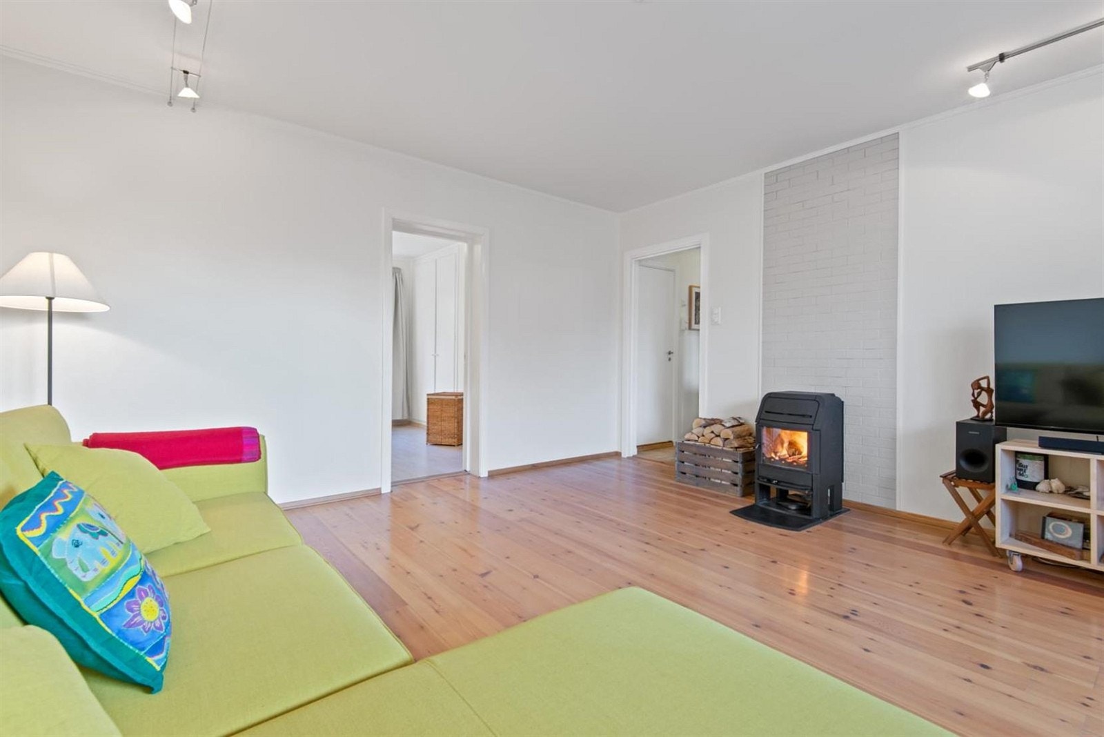 Stuen er romslig og har godt med lysinnslipp. Fra stue har man utgang til balkong på ca. 7,5 m2. Galleribilde