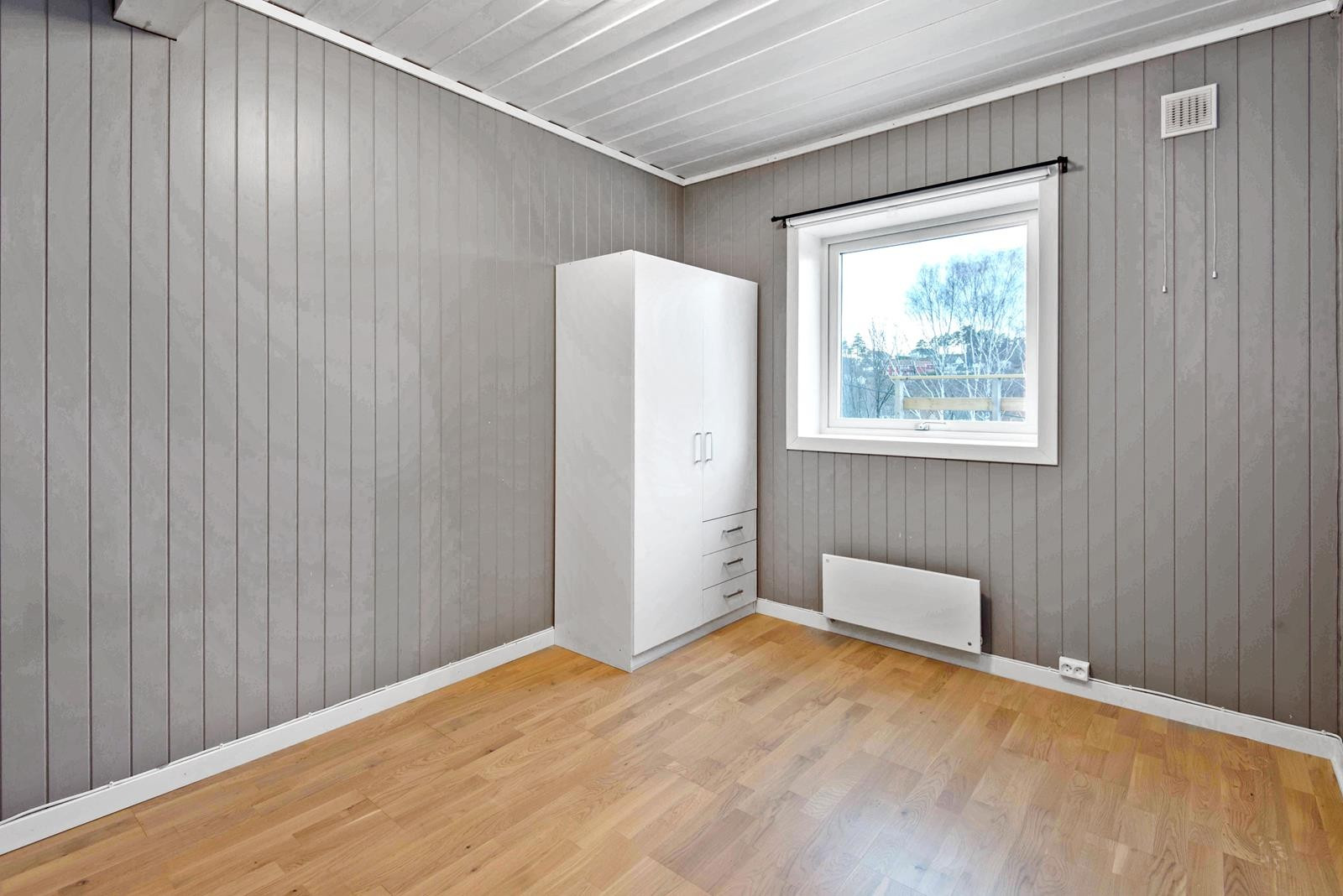 Enebolig beliggende i populært boligområde. med bla. 6 soverom, 2 ...