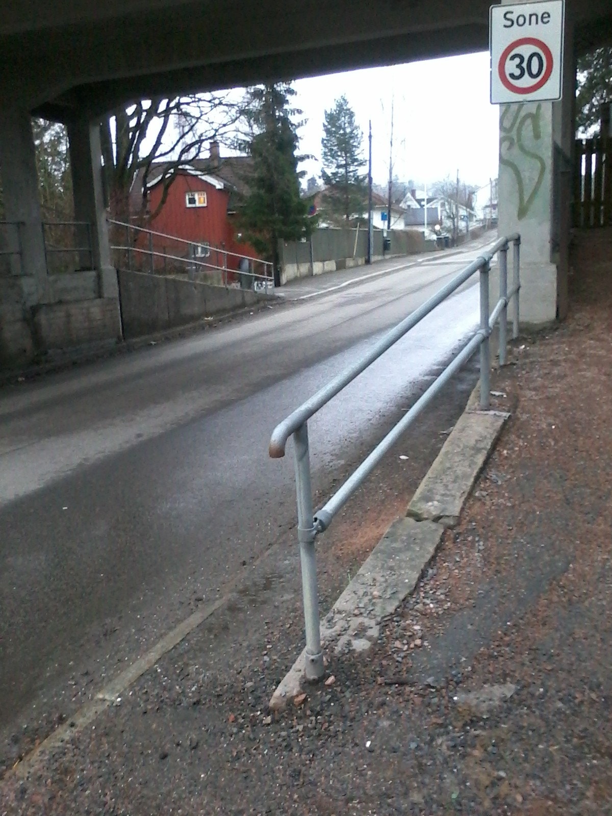 Nærmeste buss-stopp sett fra eiendommen. Galleribilde