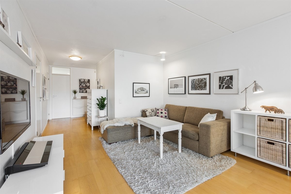 Stue | Romslig og lys stue med flere møbleringsmuligheter Galleribilde