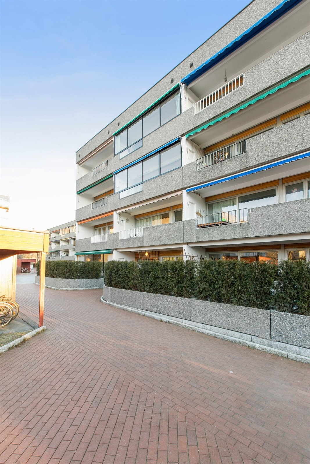 Borettslaget | Pene og velholdte uteområder med snøsmeltingsanlegg i gangveier Galleribilde