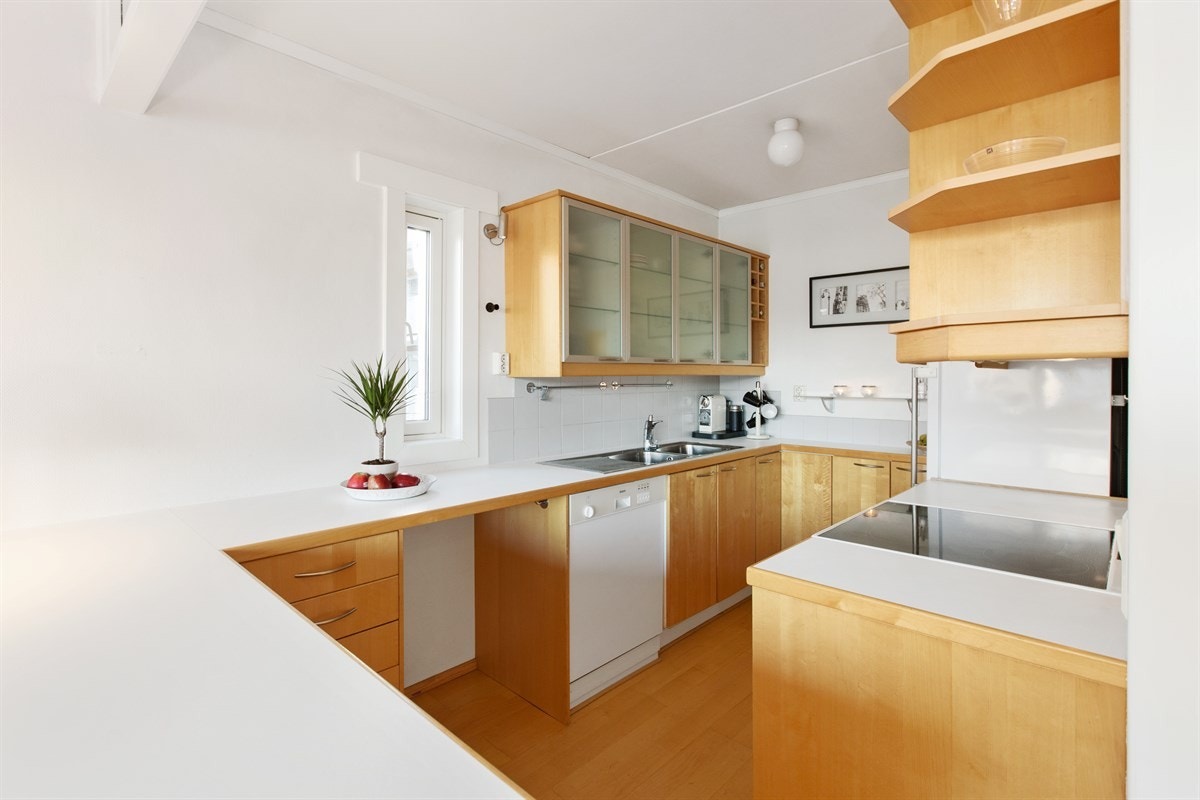 Kjøkken | Meget god skap - og benkeplass Galleribilde