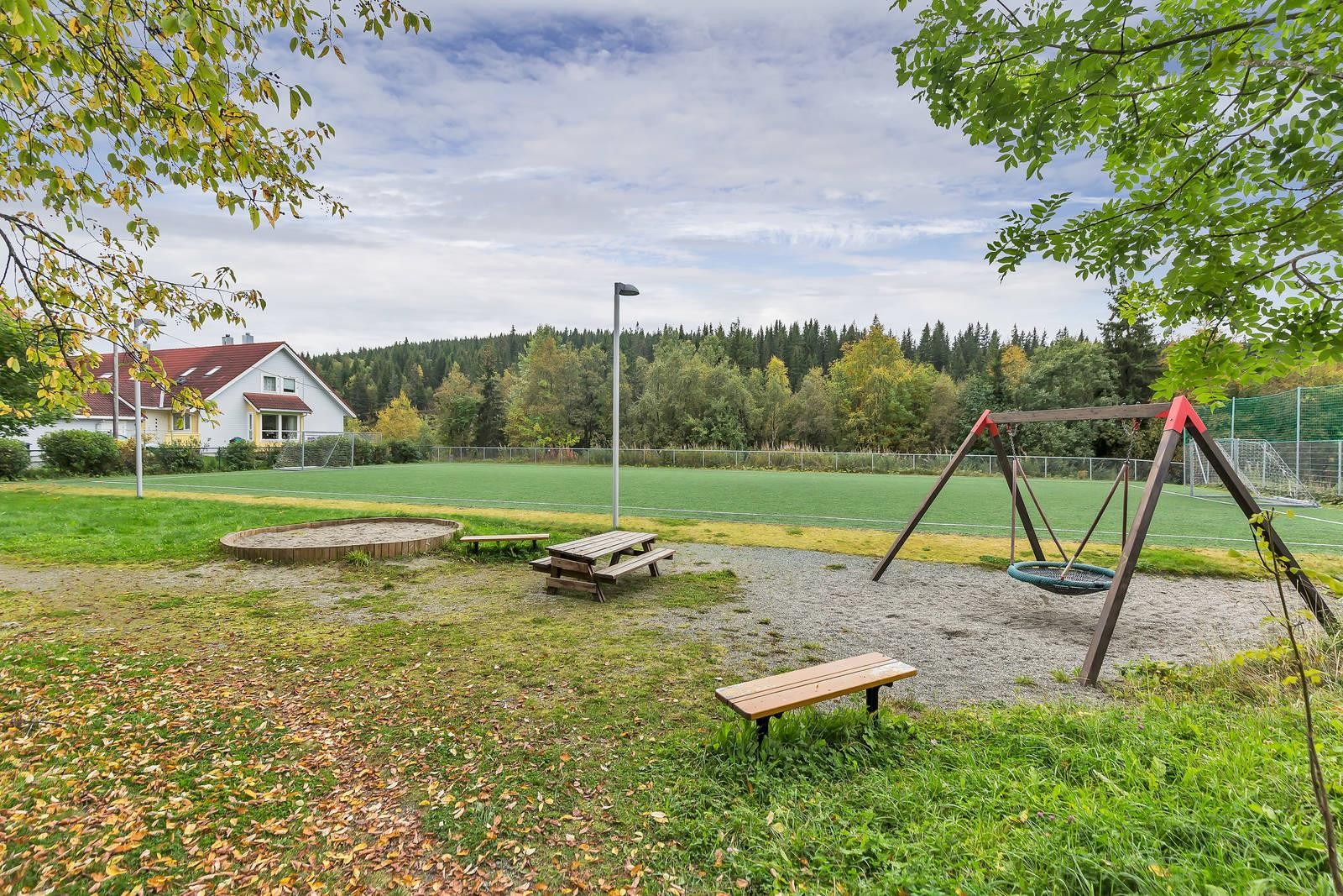 Rett ved boligen er det en liten kunstgressbane og lekeplasser. Galleribilde