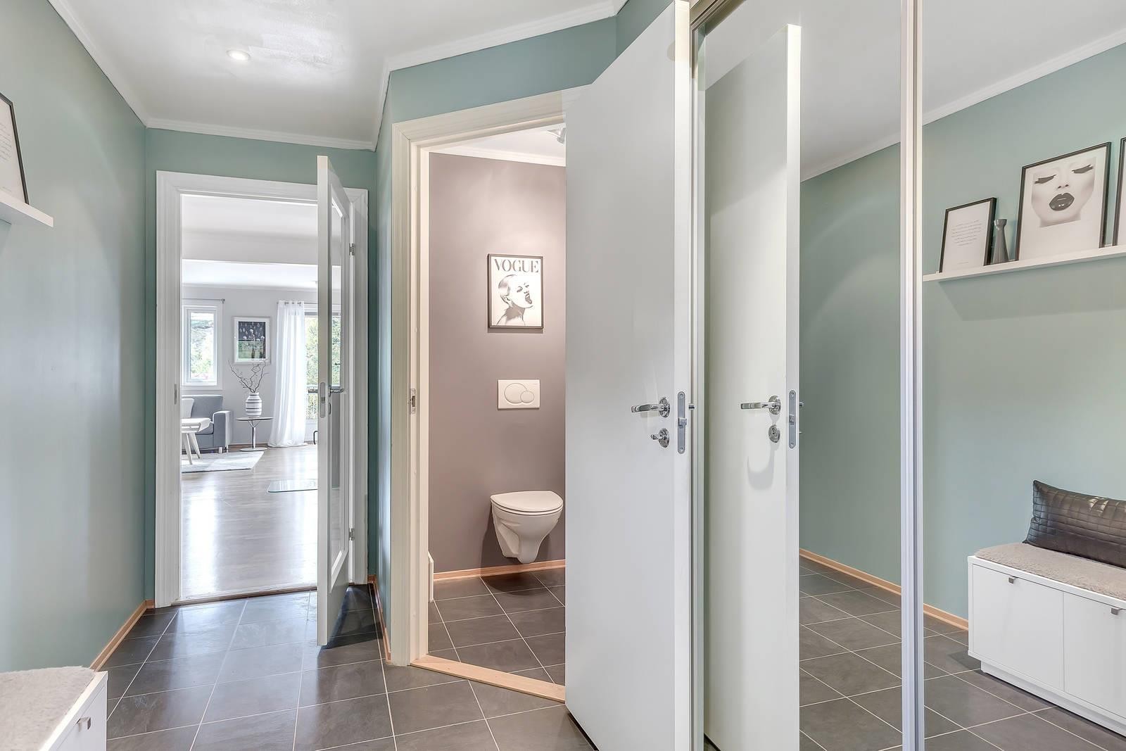 Ved inngangspartiet er det en stor og fin gang med gjestetoalett og skyvedørsgarderobe. Galleribilde