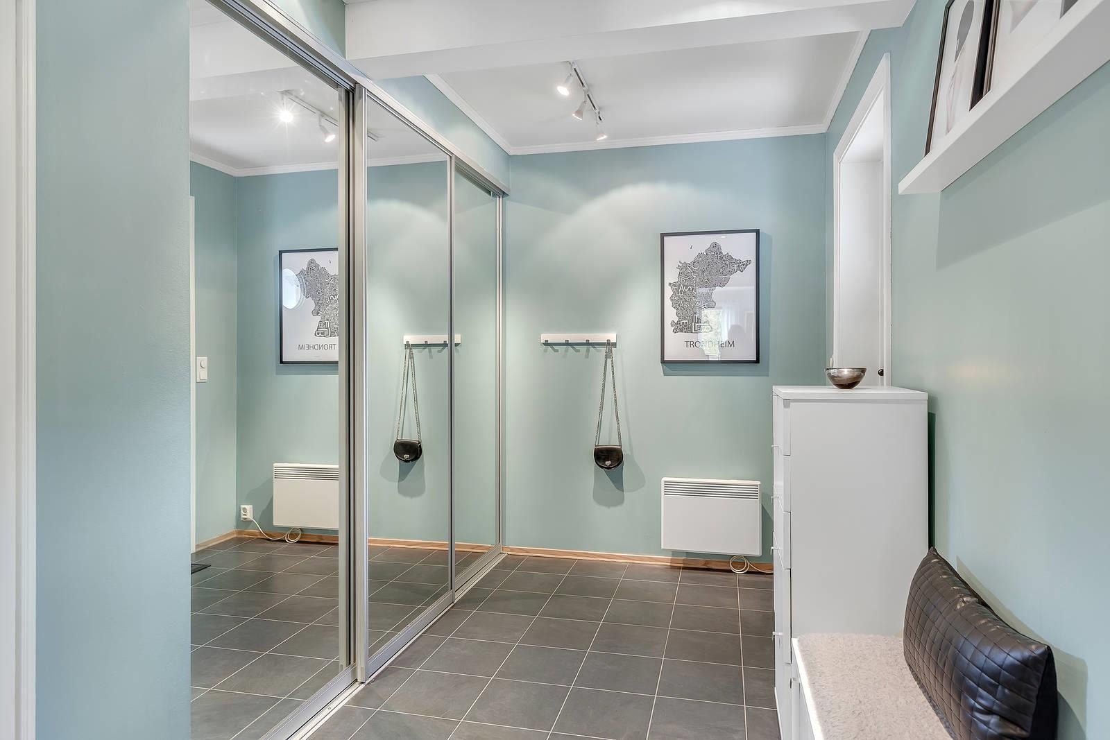 Lys og fin entrè med skyvedørsgarderobe. Galleribilde