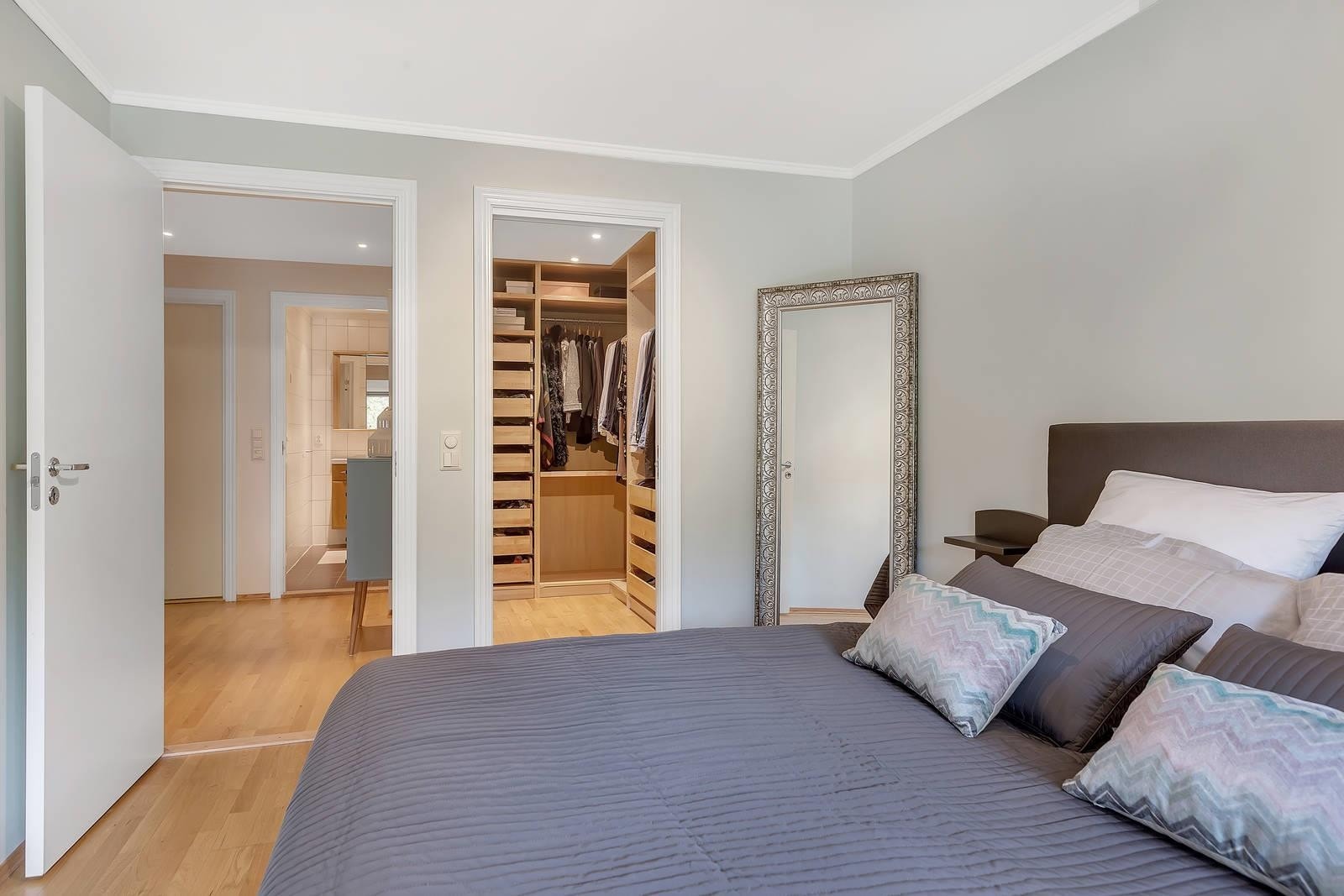 Stort soverom i boligens sokkeletajse. Direkte tilgang til walcin closet. Galleribilde