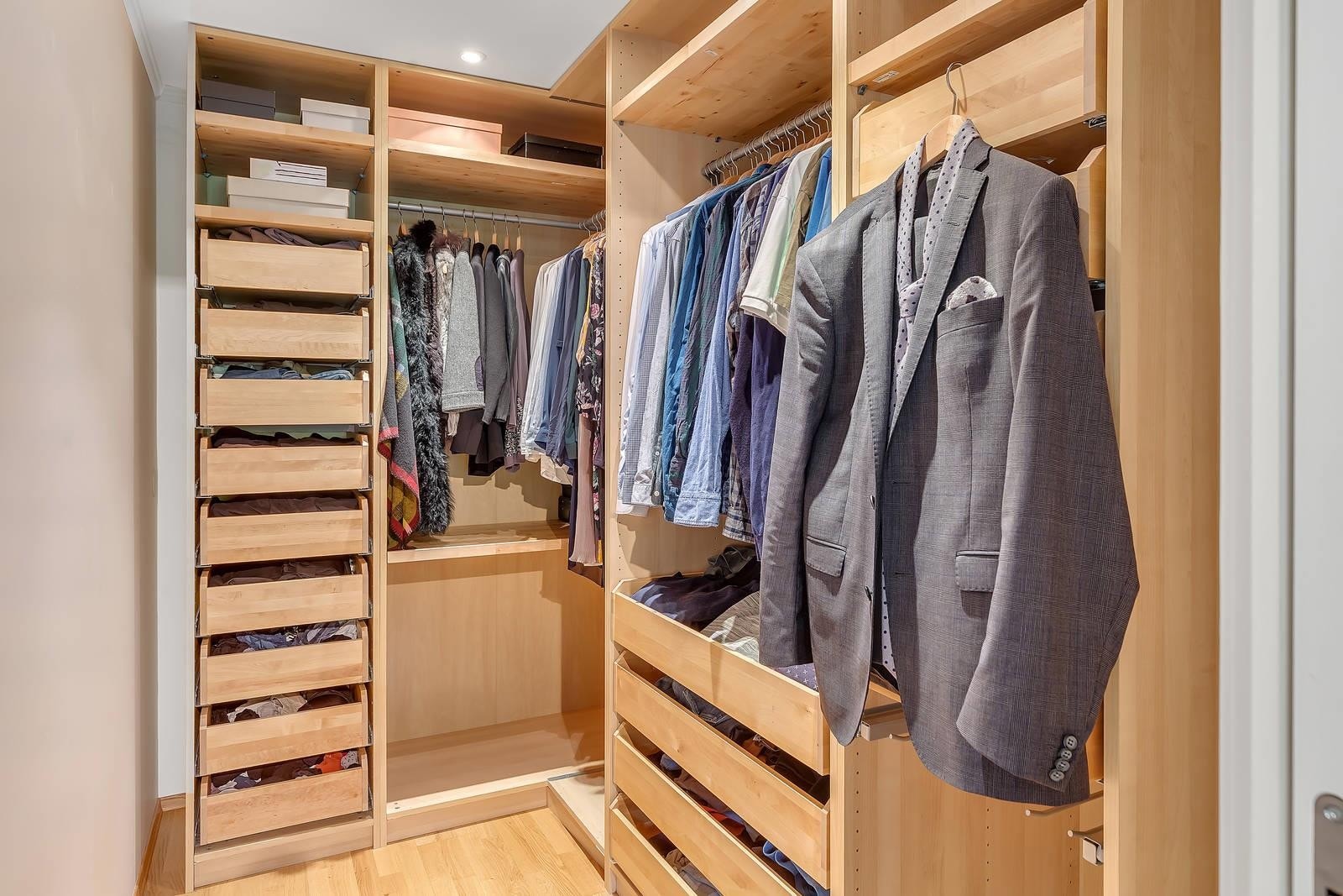 Walk-in closet. Galleribilde