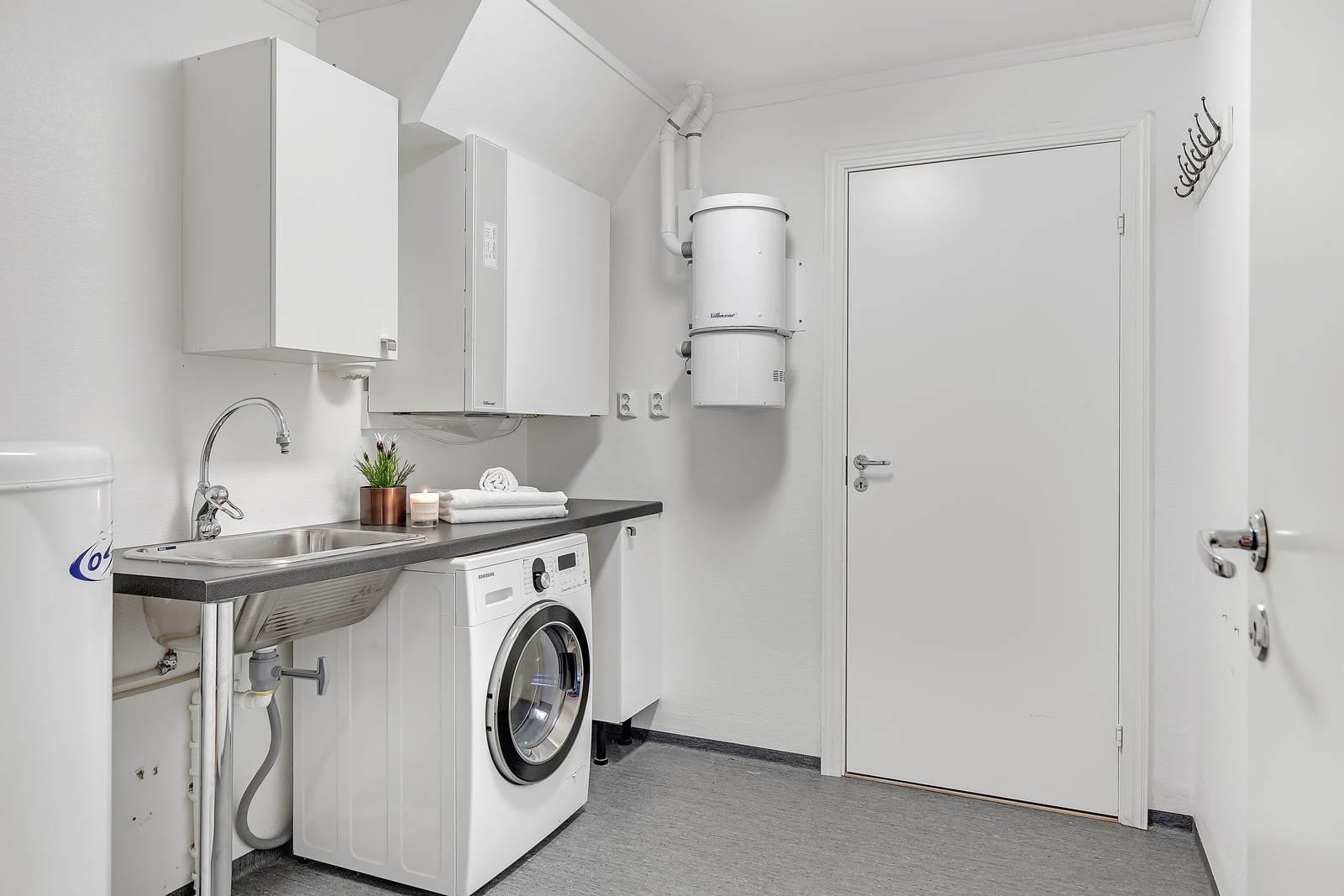 Pent og praktisk vaskerom med opplegg for vaskemaskin. Boligen har også sentralstøvsuger. Galleribilde