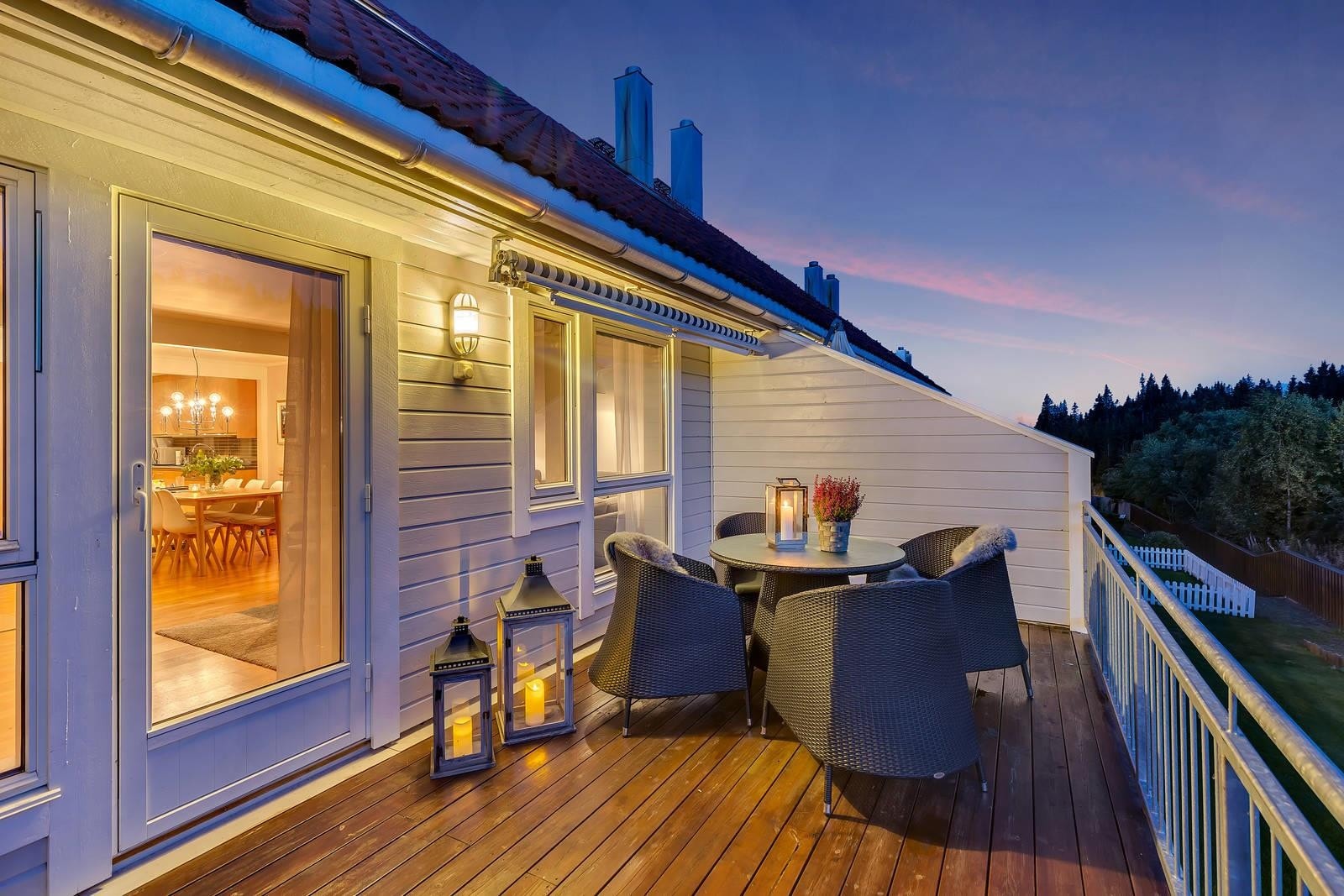 Stor og fin vestvendt balkong med gode solforhold. Balkongen ligger sørvest vendt til og har sol fra tidlig formidag til seint på kveld. Galleribilde