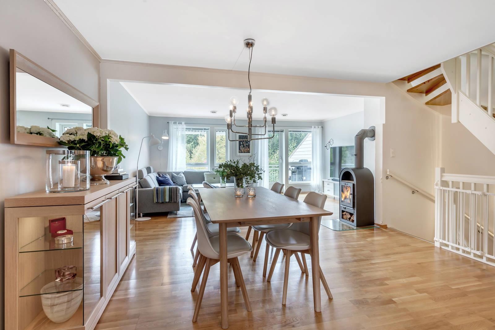 Boligen har en lys og fin stue med store vindusflater. Stuen er på hele 38 kvm og har rikelig med plass til både sofagruppe og spisebord. Galleribilde