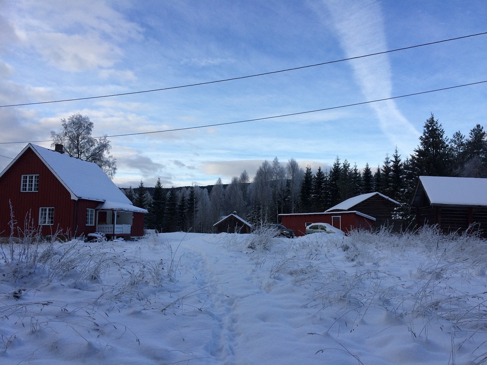 Huset er omkranset av garasje, et gammel stabbur, låve og uthus. Galleribilde