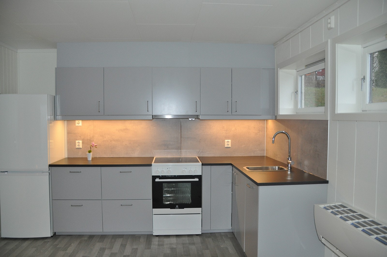 Åpen løsning kjøkken og stue. Galleribilde