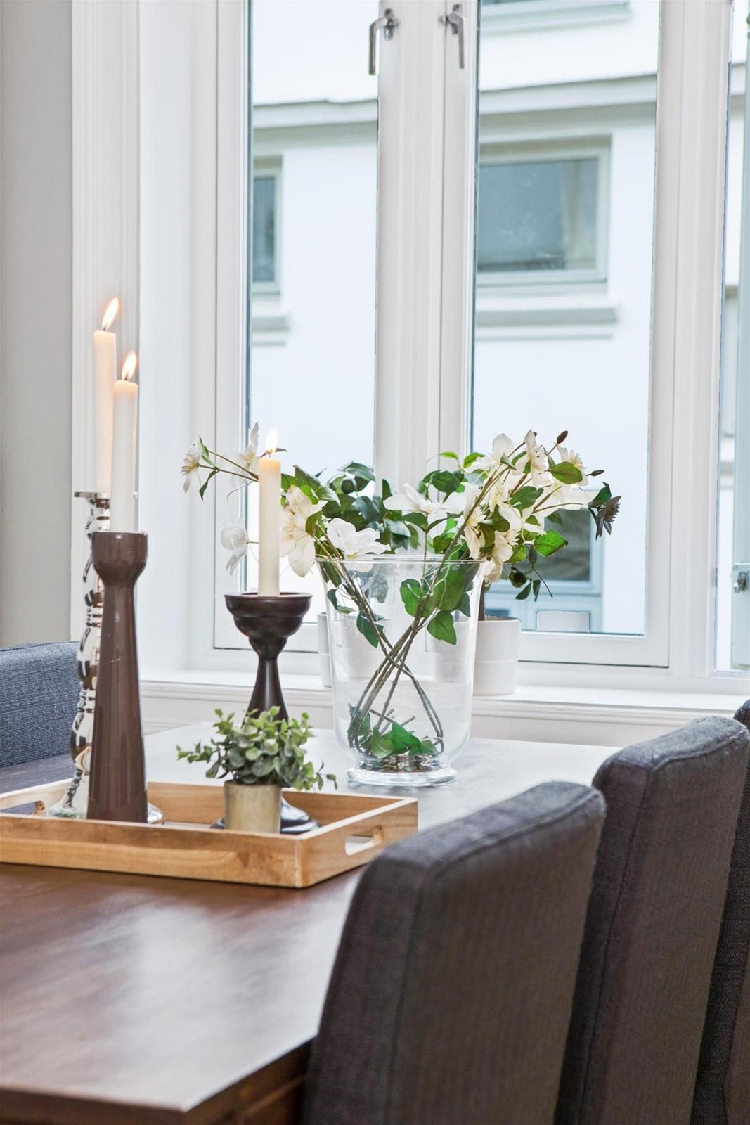 Vindu mot stille bakgård ved spiseplassen på kjøkkenet. Galleribilde