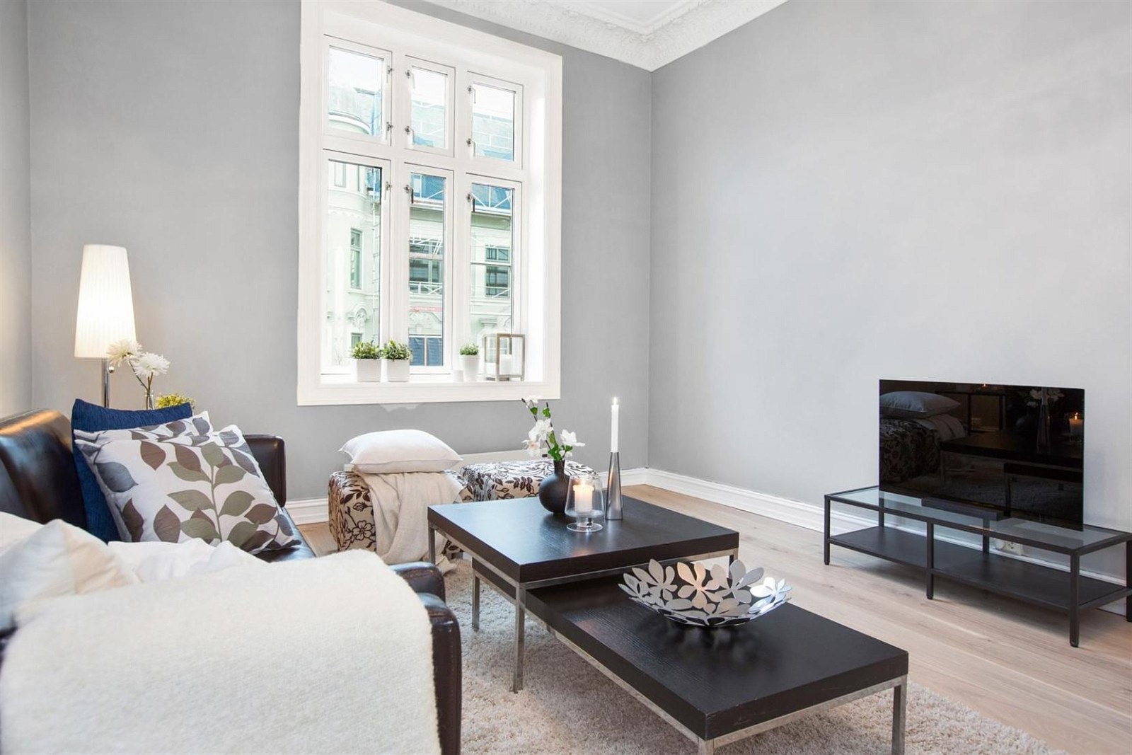 Stuen har god takhøyde og store vinduer som slipper inn rikelig med lys. Galleribilde