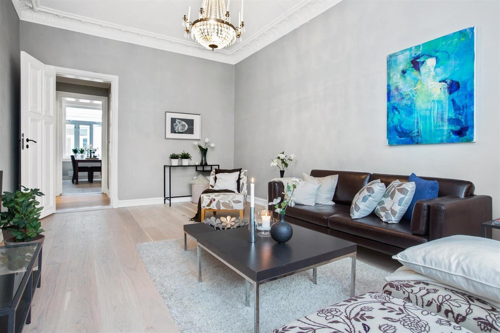 God plass til sofa med tilhørende møblement i den romslige stuen. Leligheten har tidsriktige overflater samtidig som klassiske detaljer er bevart. Dette gir leilgheten et flott uttrykk! Galleribilde