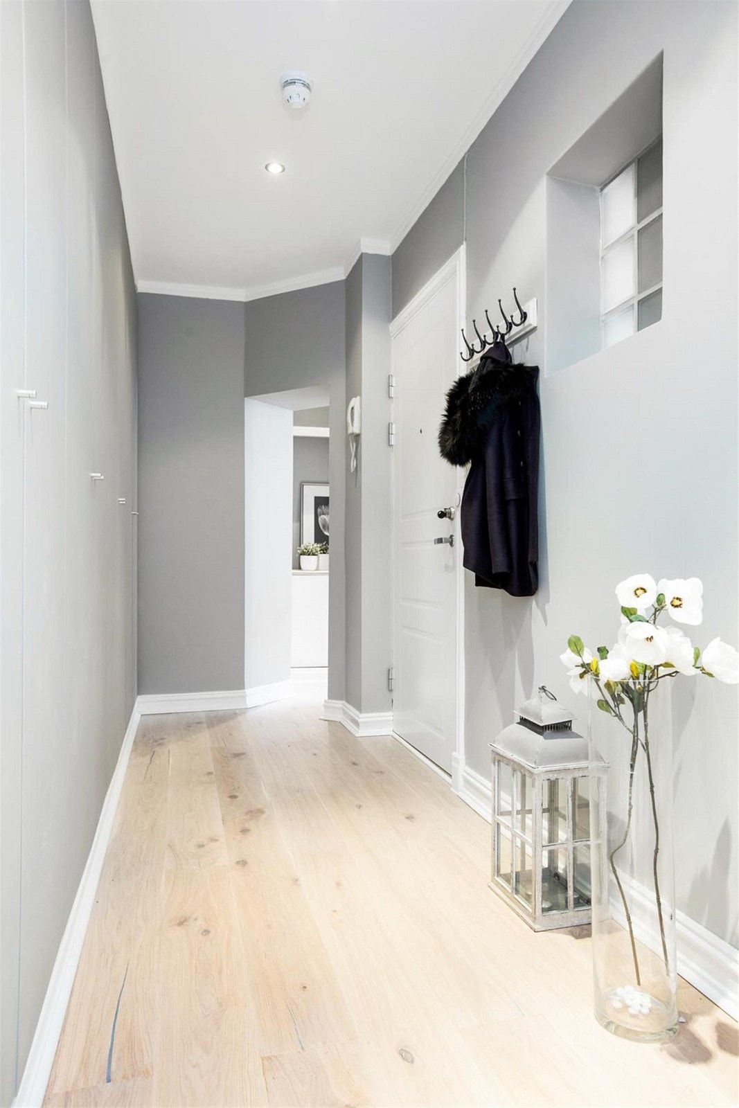 Lys entré med nytt parkett gulv og malt overflater. Galleribilde