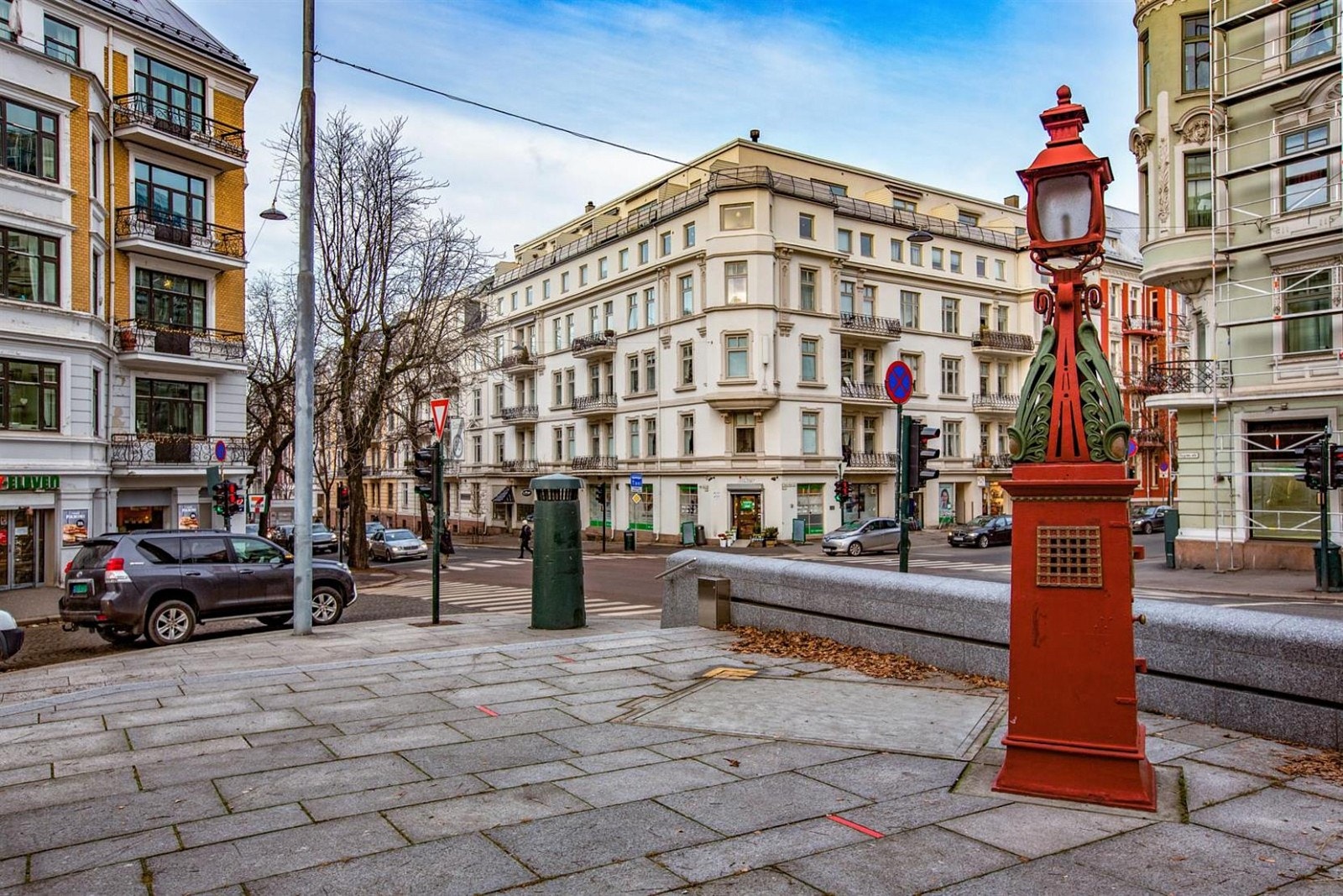 Leligheten er beliggende i et veletablert boligområde omgitt av klassiske bygårder. Stille og rolig beliggenhet med full nærhet til alt! Galleribilde