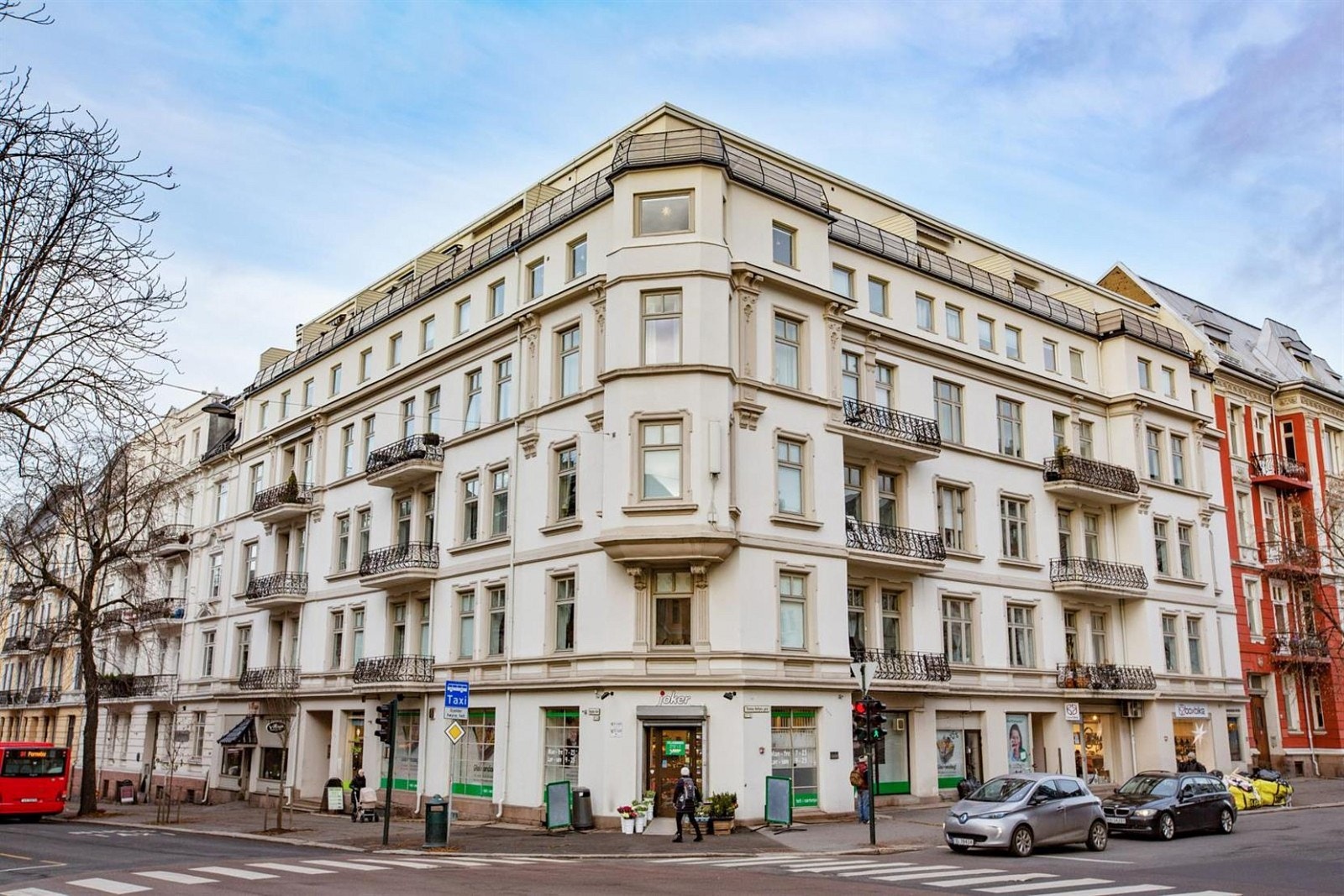 DNB Eiendom v/ Fredrik Grøndahl har gleden av å presentere Bygdøy Allé 65, en svært delikat og velholdt 2-roms med attraktiv beliggenhet. Velkommen på visning! Galleribilde