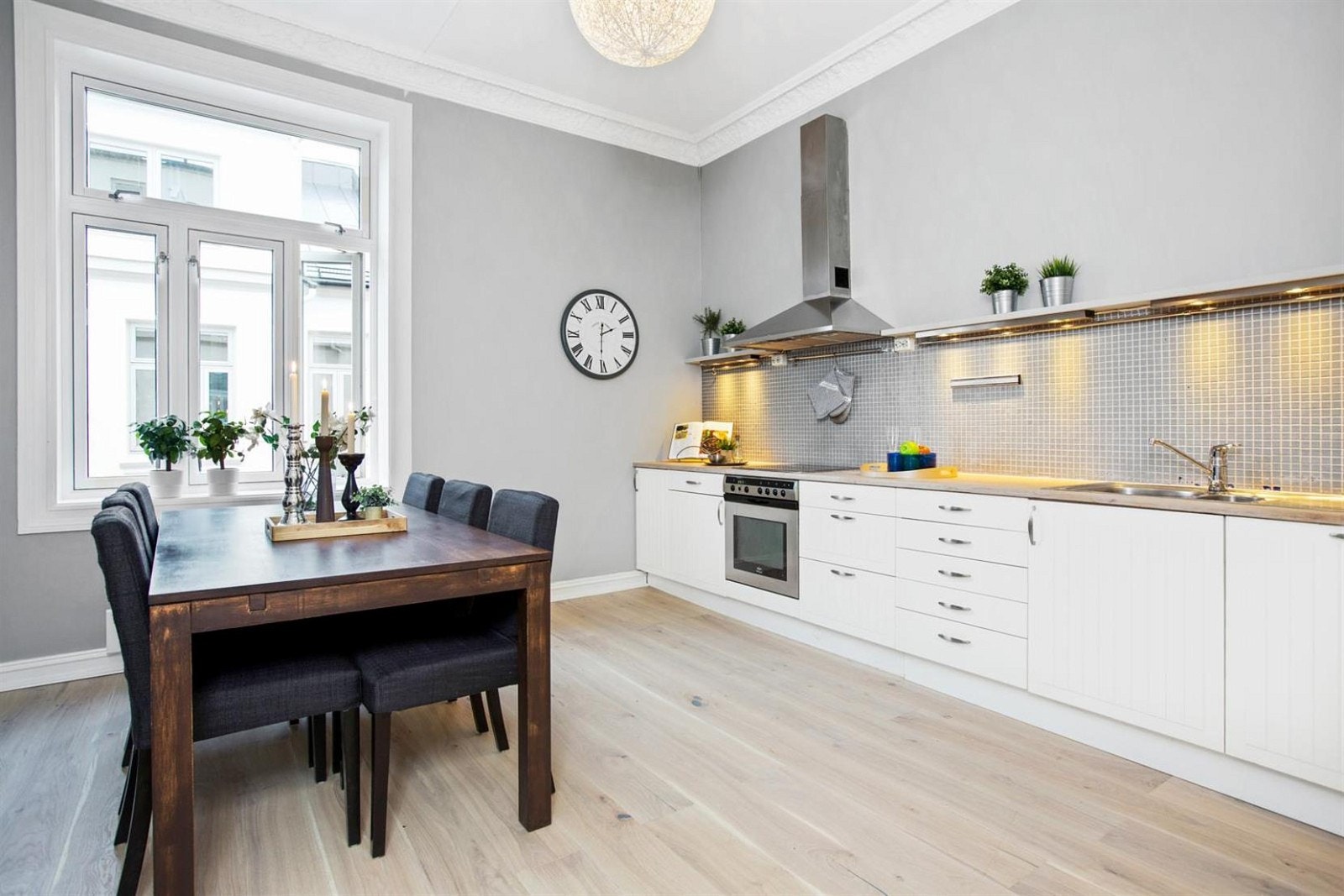 Kjøkkenet har rene linjer og smarte løsninger. Prosjektert balkong fra kjøkken og ut mot rolig bakgård. Galleribilde