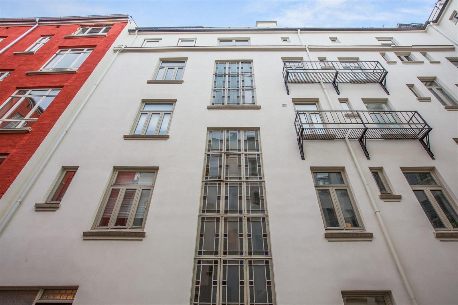 Sameiet bygdøy Alle 65 består av 45 seksjoner og er en klassisk bygård fra 1899. Sentral beliggenhet med kort vei til alt. Galleribilde