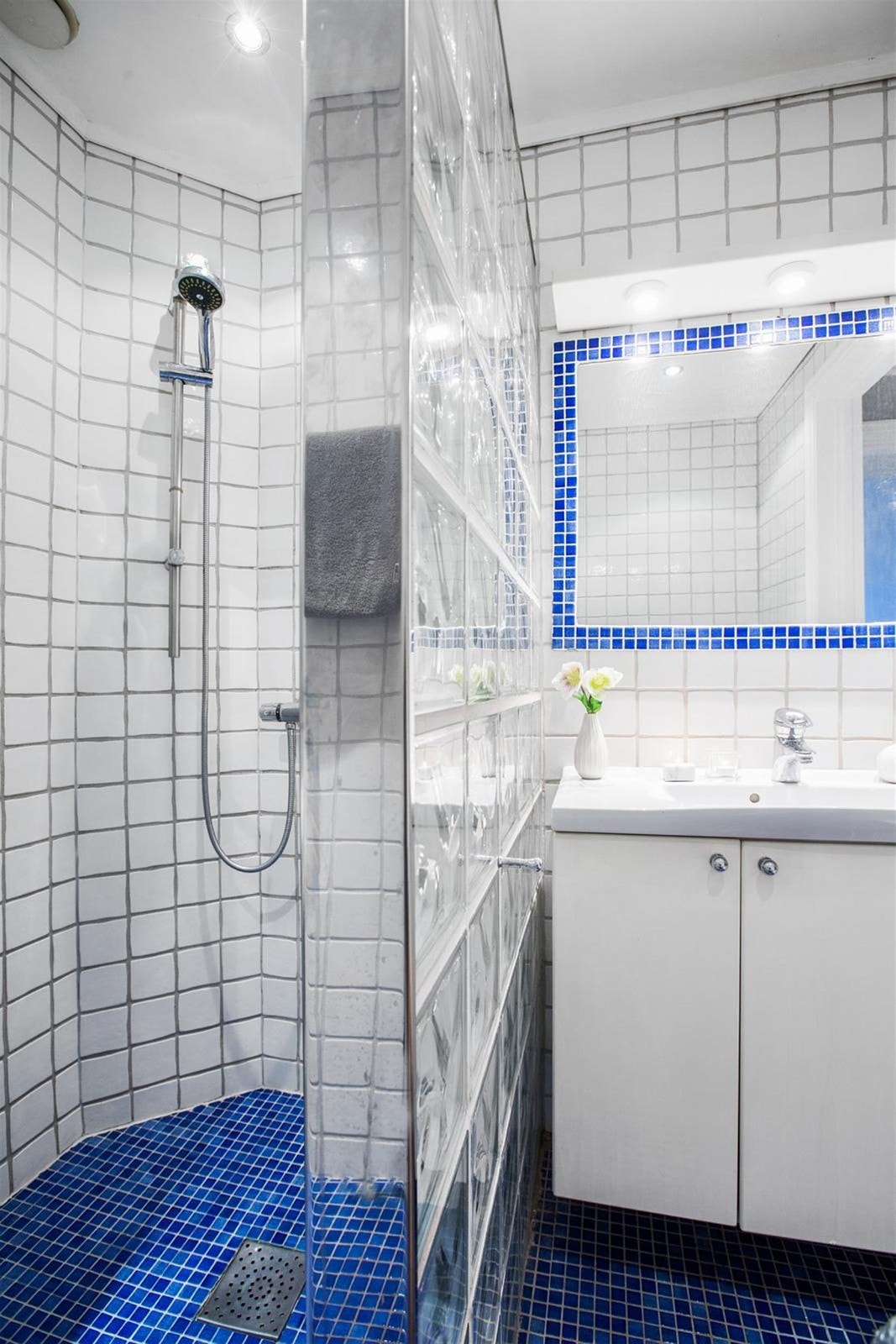 Flislagt bad med varme i gulv og downlights i tak. Galleribilde