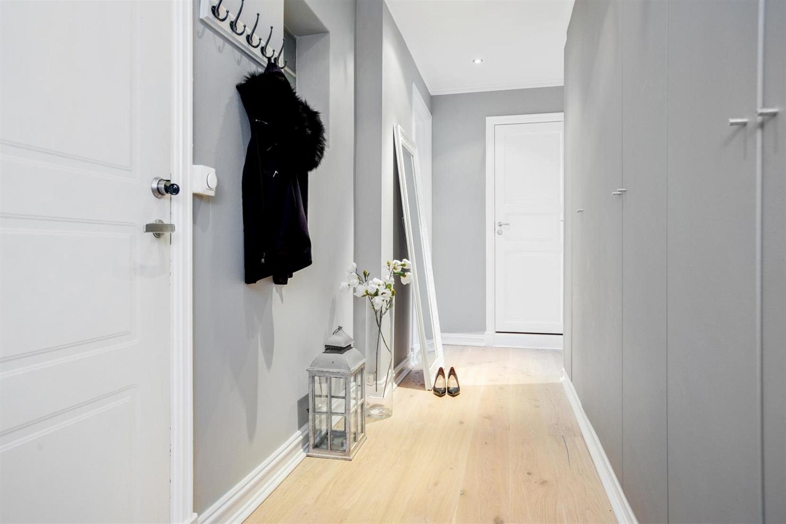 Praktiske garderobeskap er plassert i entré. Galleribilde