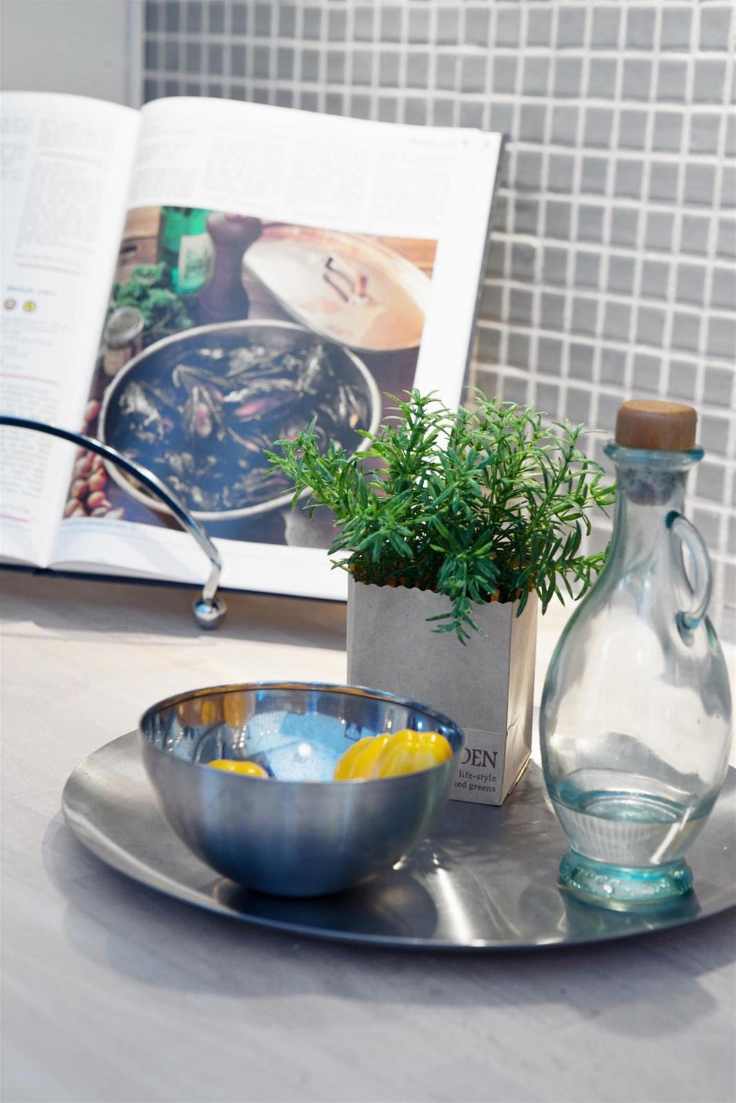 Fliser over benk. Galleribilde