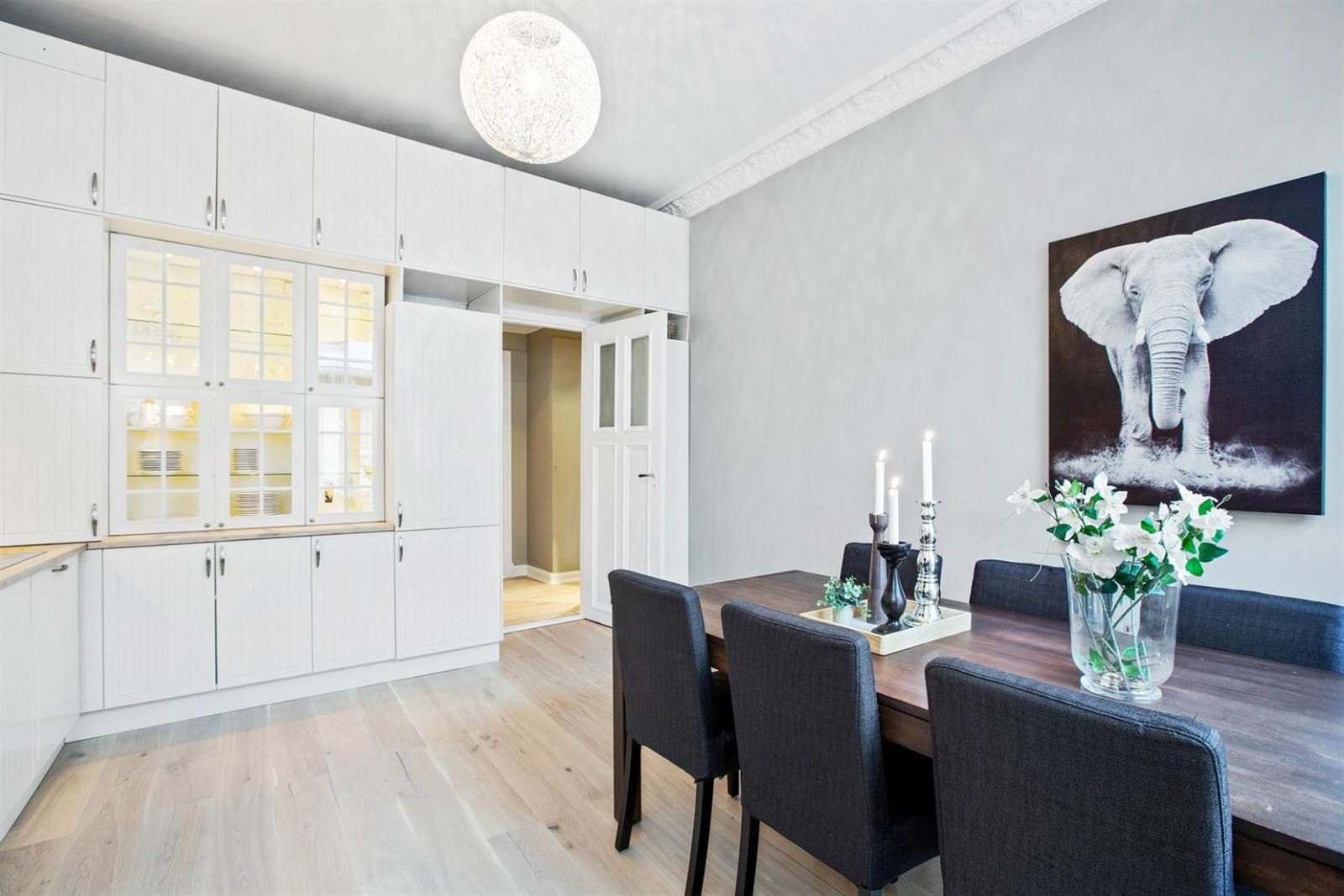 Kjøkkeninnredningen har malte fronter og benkeplate i heltre. Integrerte hvitevarer med keramisk platetopp, stekeovn, kombiskap og oppvaskmaskin. Galleribilde