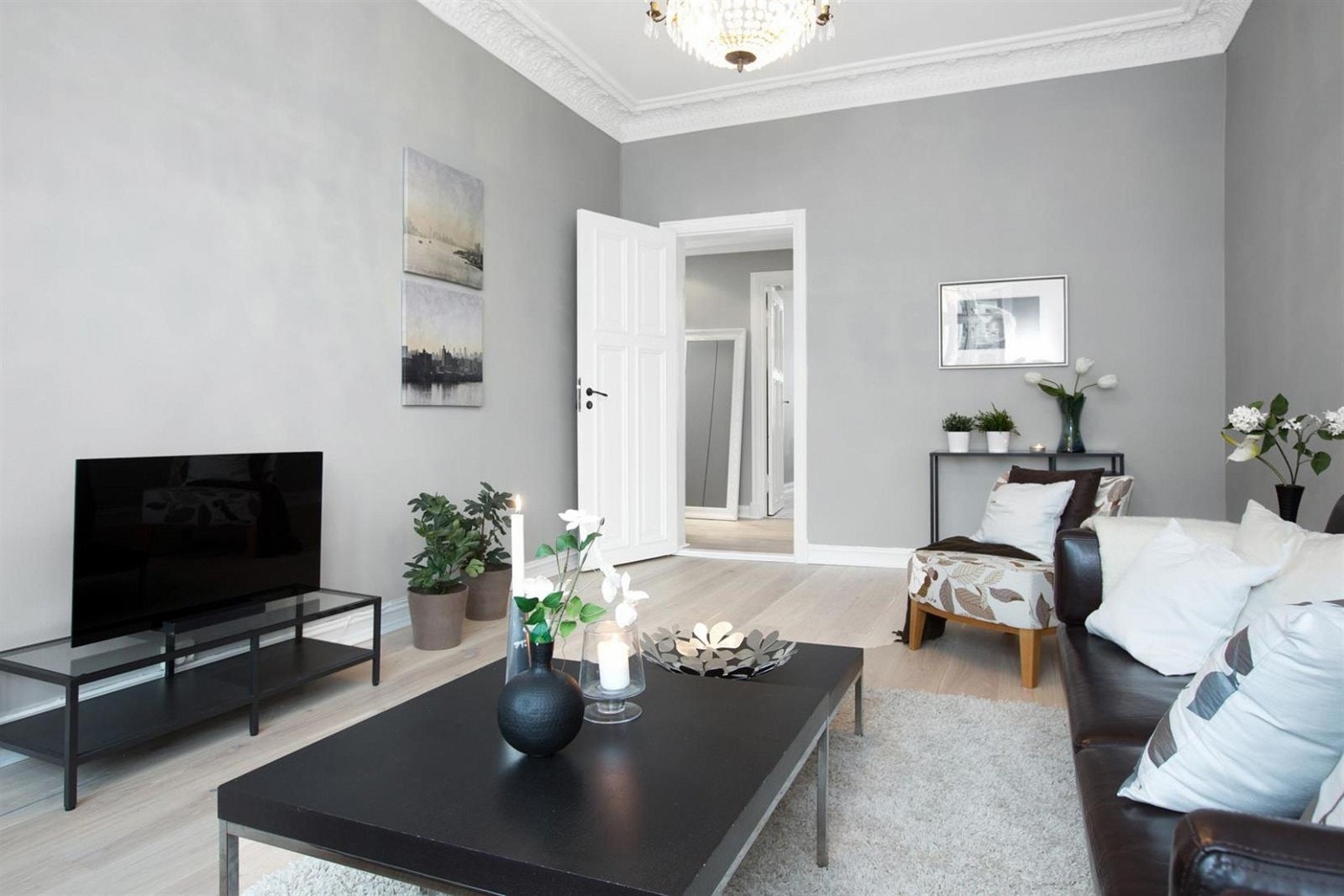 Romslig stue med flere møbleringsmuligheter. Galleribilde