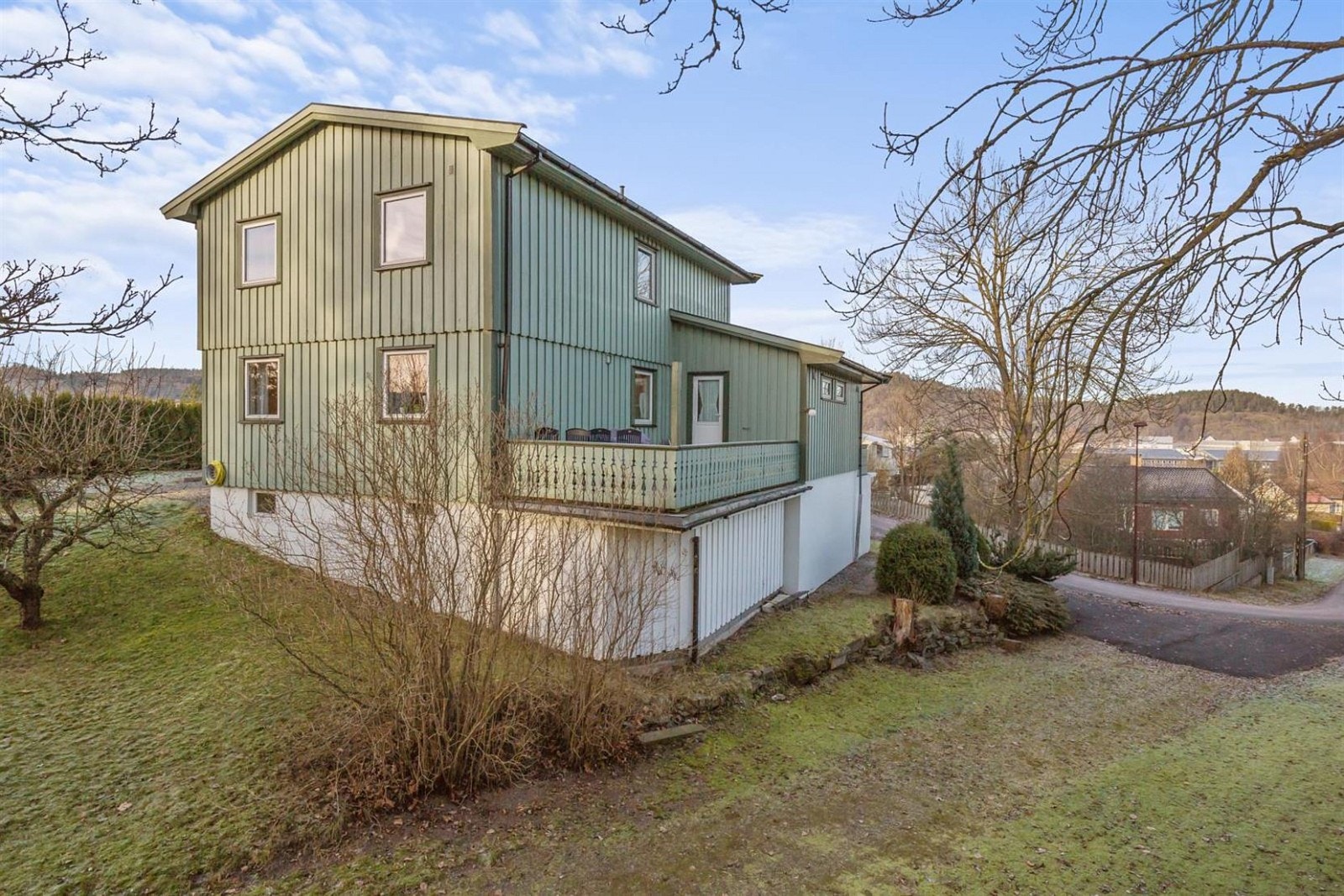 Tomten er solrik og ligger usjenert til. Galleribilde