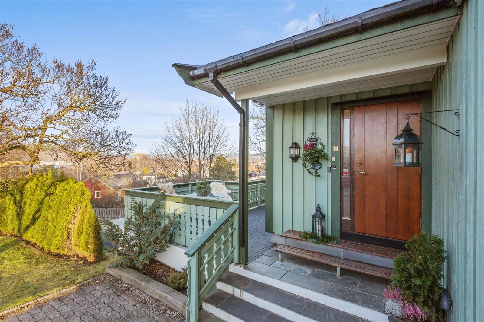 Det er en romslig terrasse ved overbygget inngangsparti og skiferbelagt trapp. Galleribilde