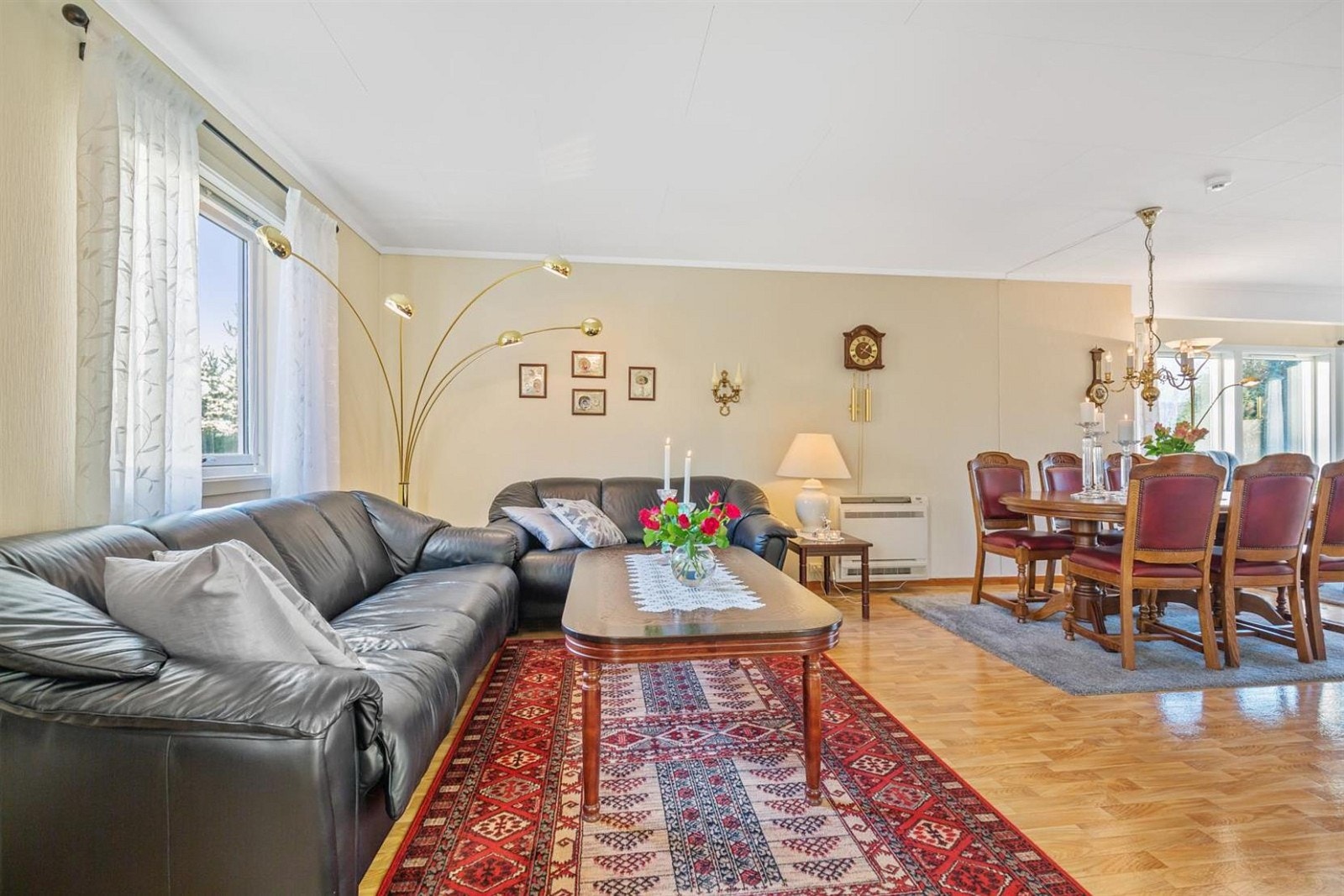 Stuen er i vinkel og lett å møblere. Galleribilde