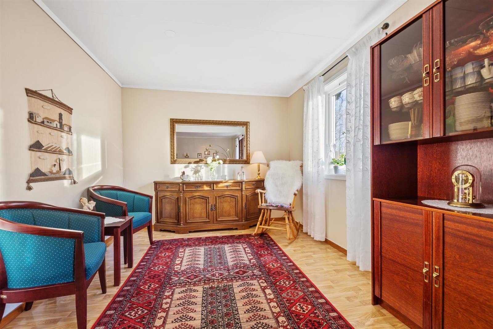 I stuen er det belegg på gulv, malt tapet på vegger og takessplater i himlingen. Galleribilde