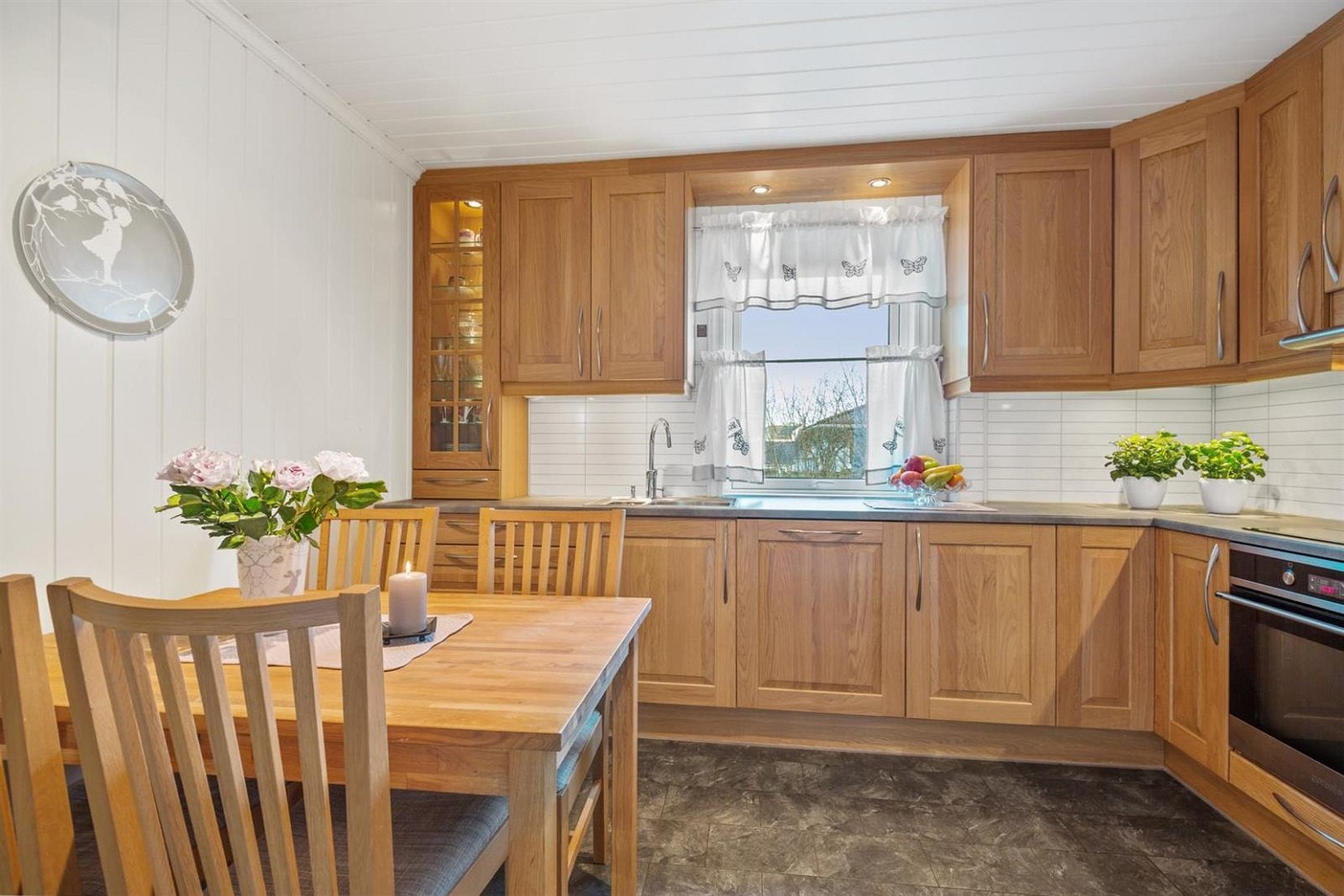 Et godt arbeidskjøkken, godt med skap og benkeplass. Galleribilde