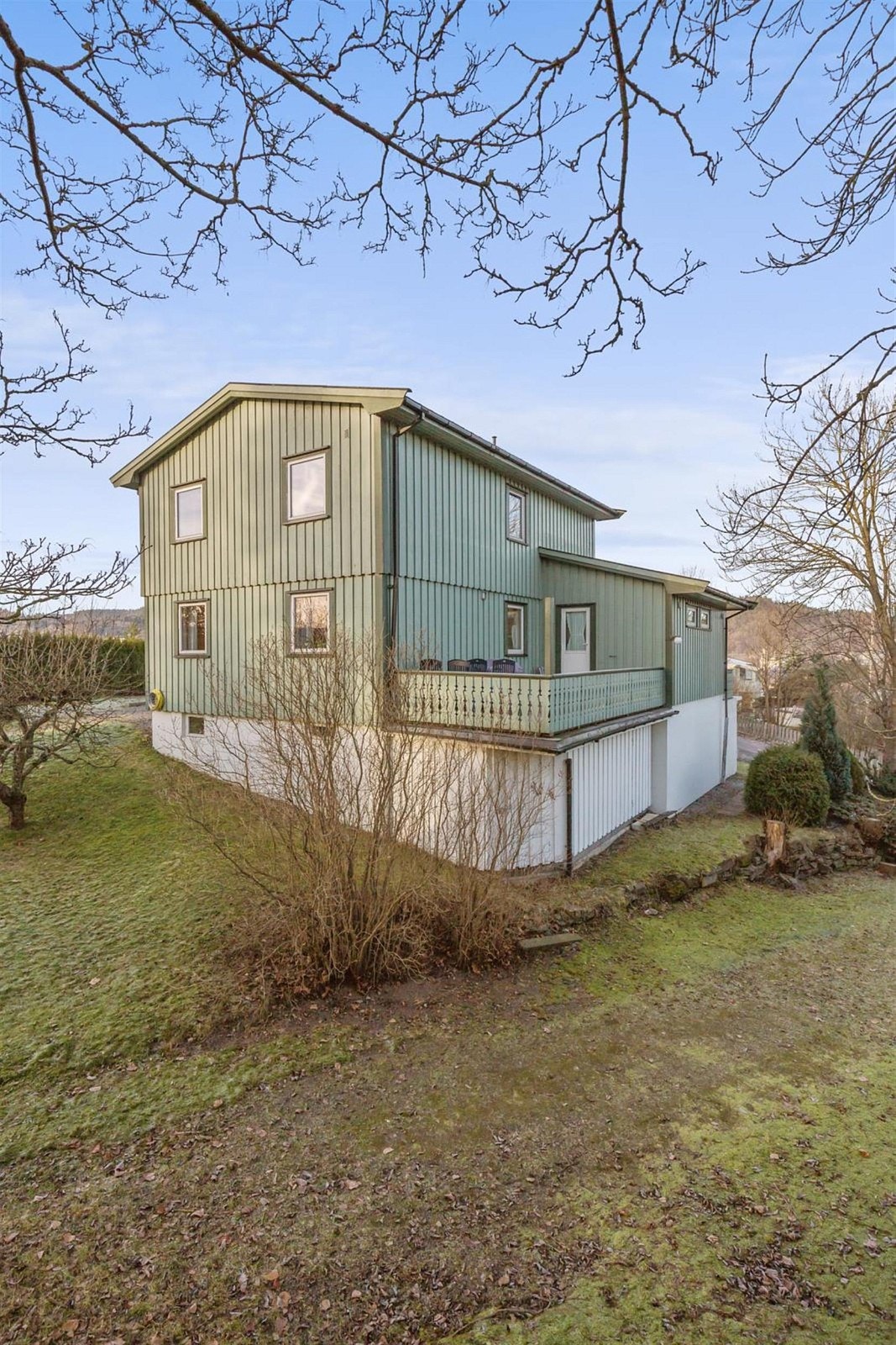 Boligen har fine solrike uteplasser. Galleribilde