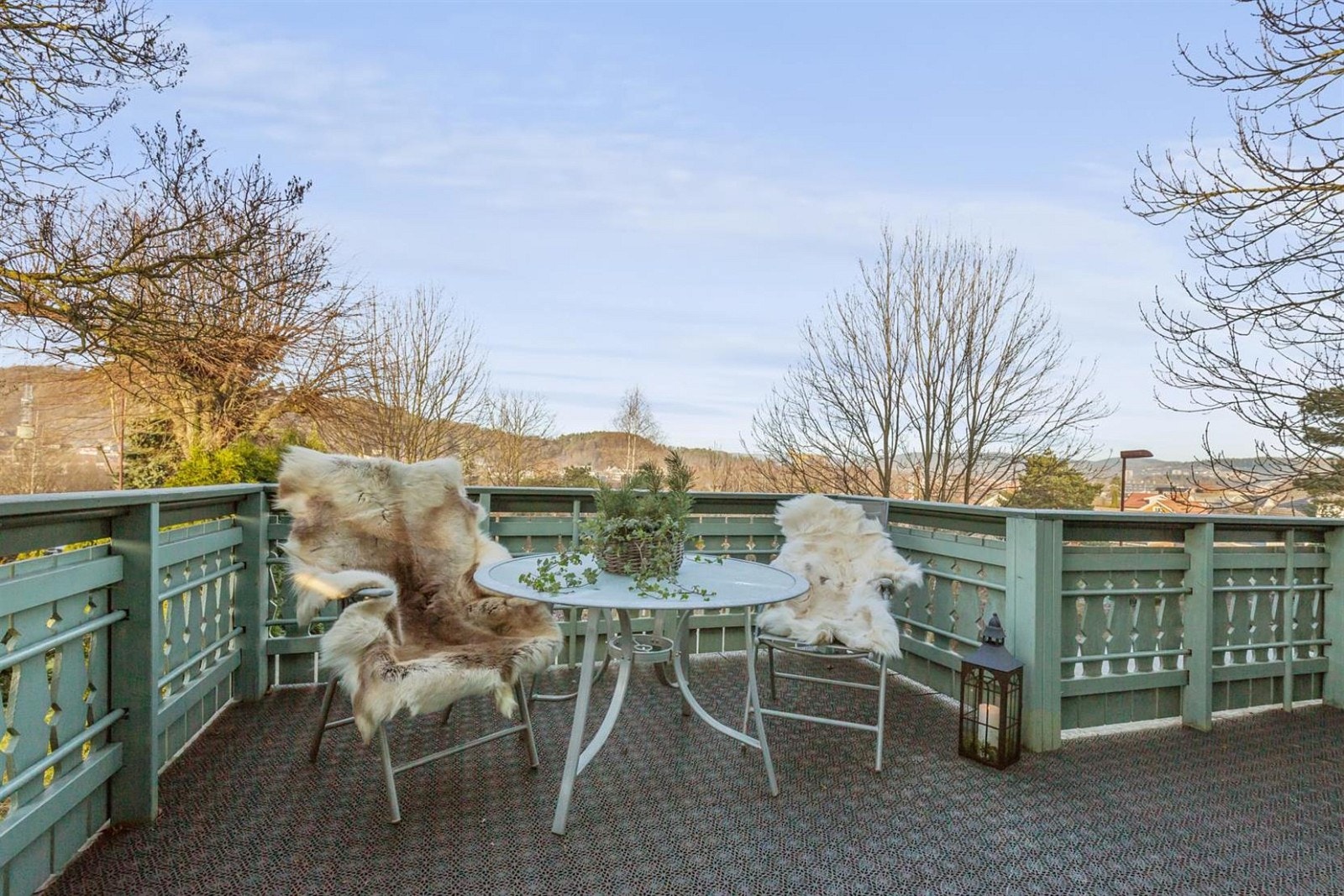 Terrasse med fin utsikt mot Frydentopp, sentrum, Vealøs og Skien i nord. Galleribilde