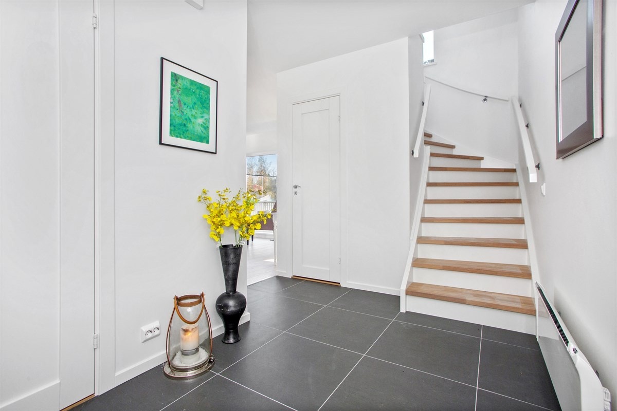 Flislagt hall med varmekabler har inngang til vaskerom og wc-rom Galleribilde