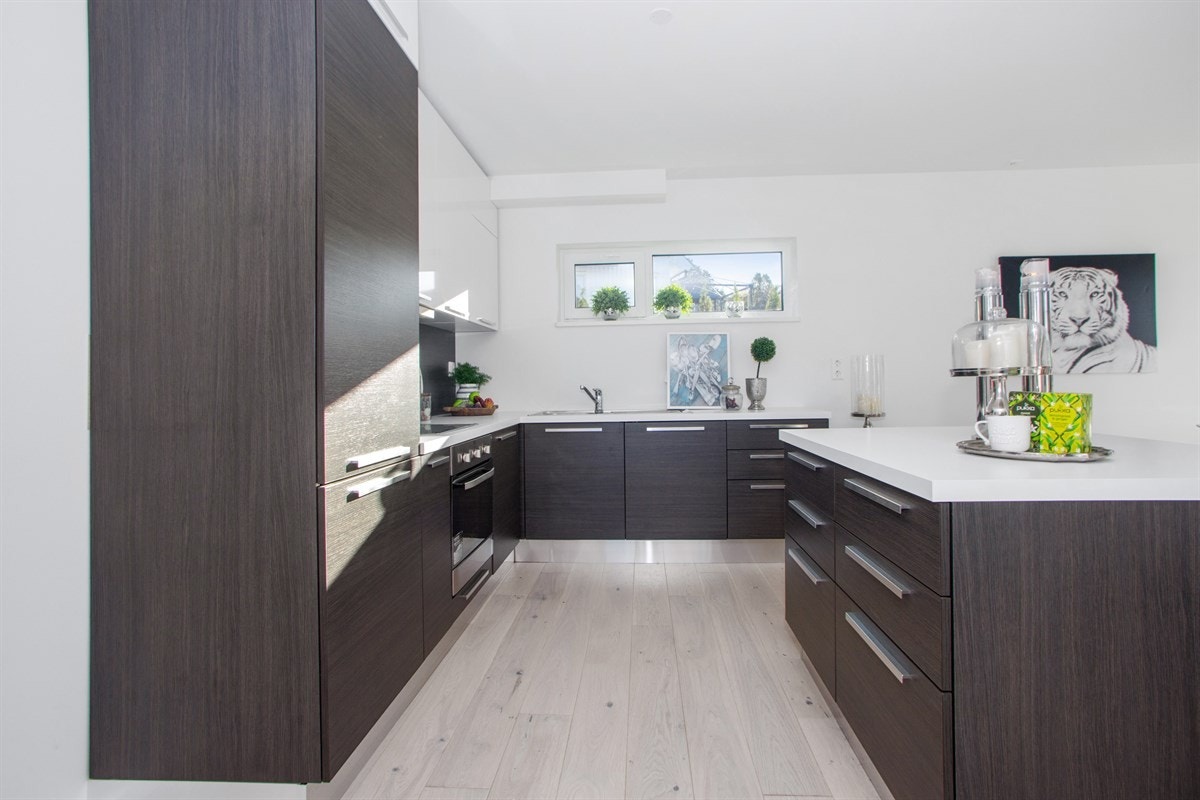 Kjøkken i åpen løsning med kjøkkenøy Galleribilde