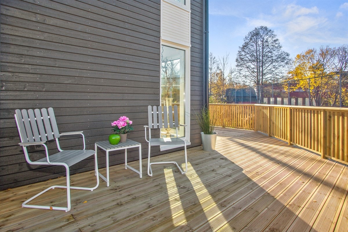 Terrasse med adkomst fra hage og stue Galleribilde