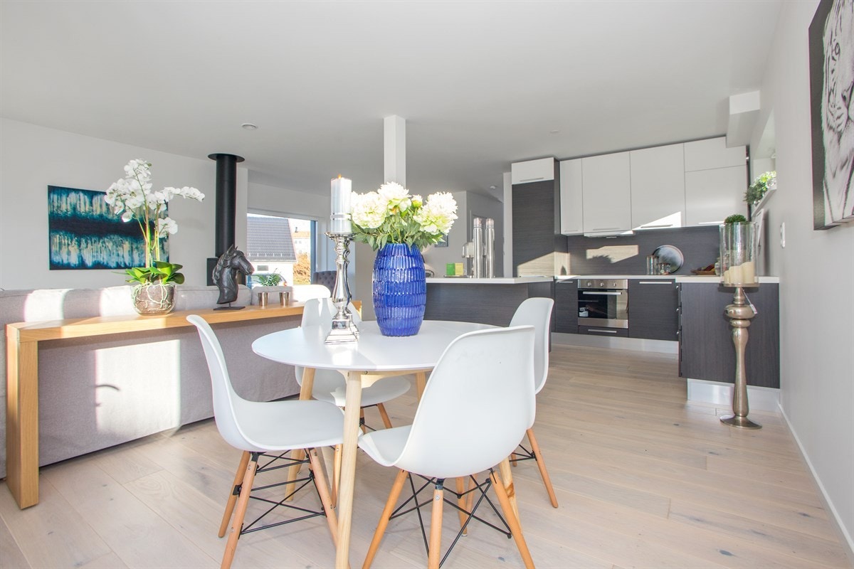 Plass til salong og spisestue i stue Galleribilde